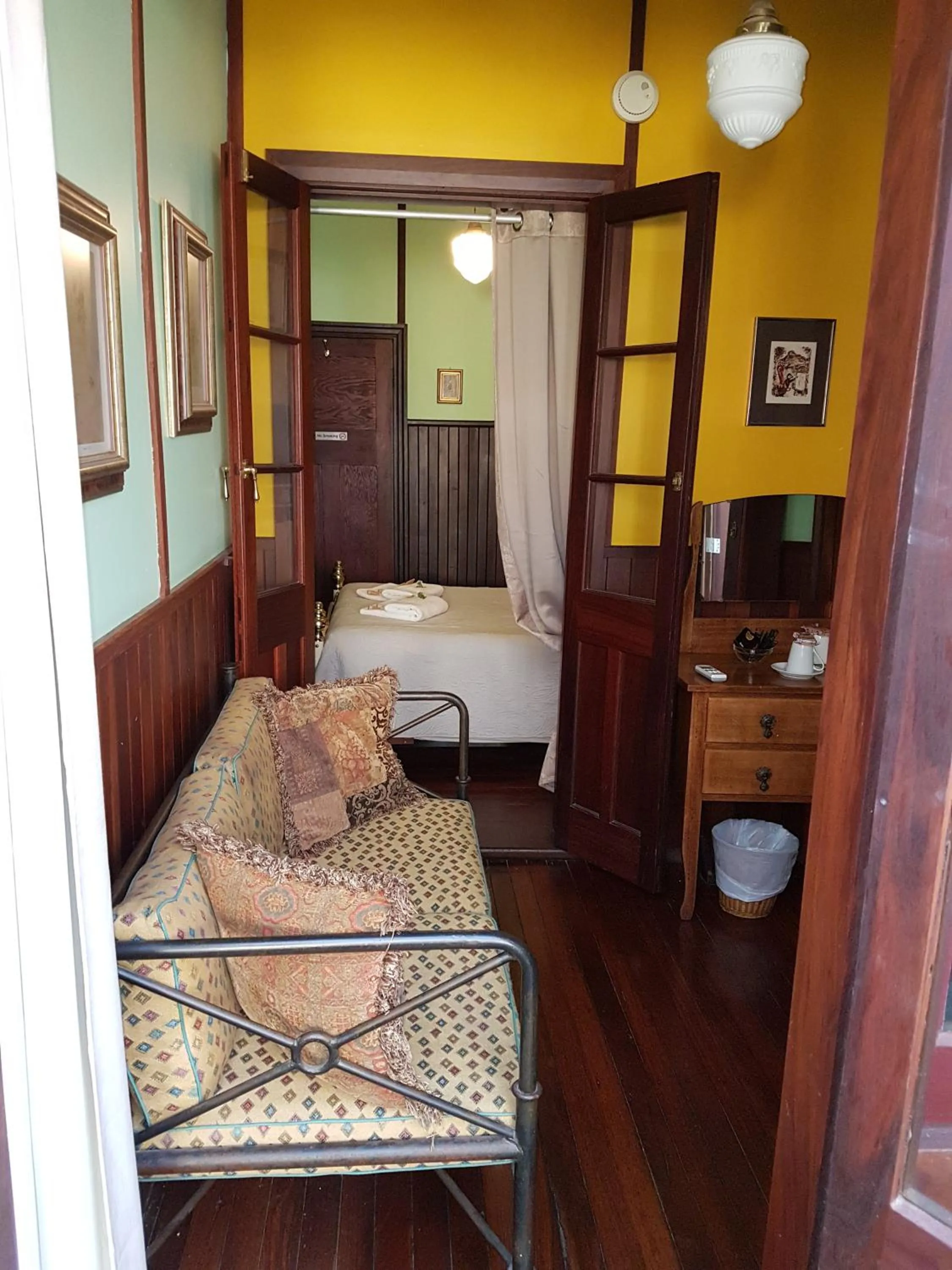 Seating area, Bed in Bridgefield Guest House