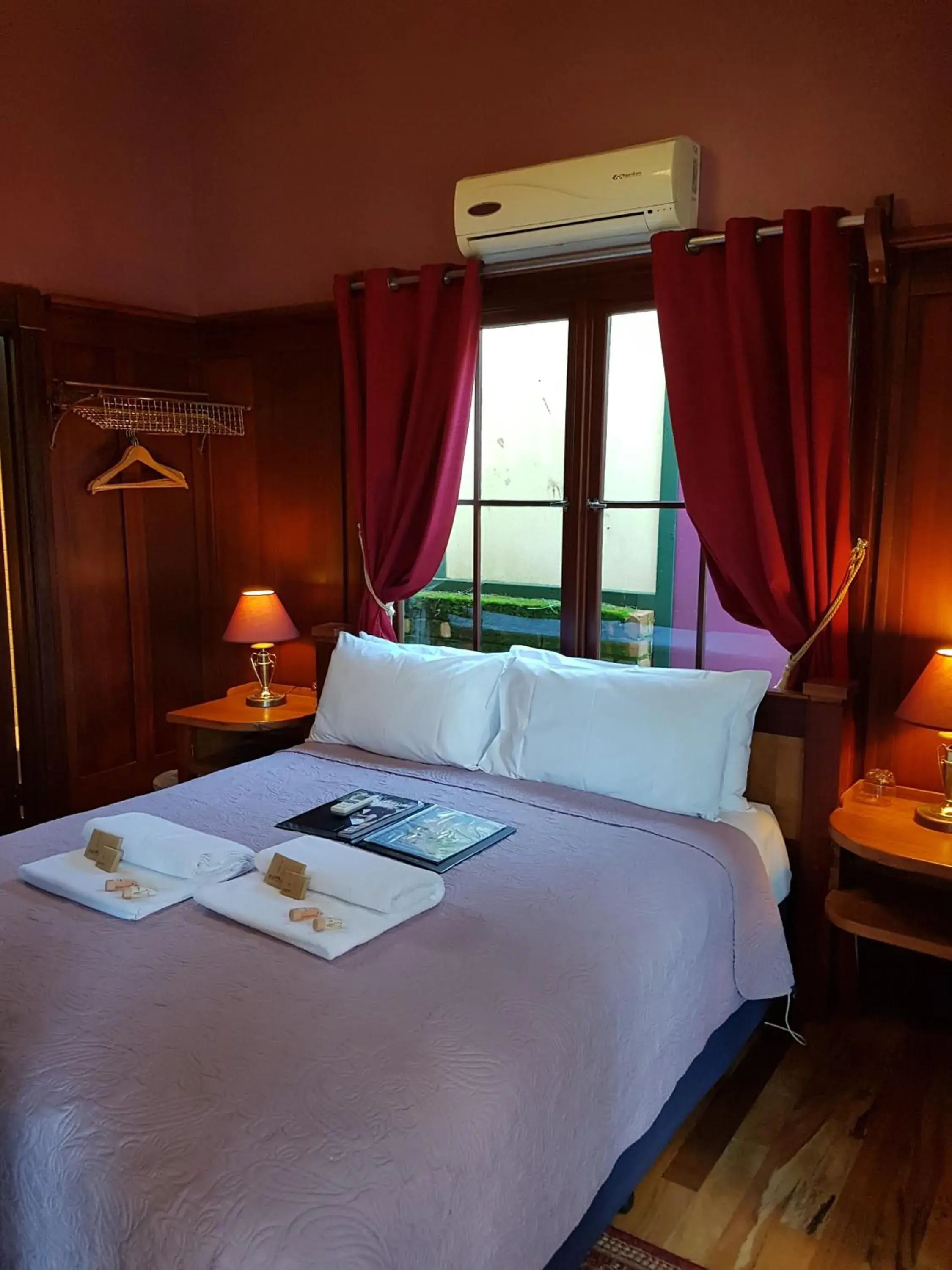 Merlot Queen Room with Courtyard in Bridgefield Guest House Merlot Queen Room with Courtyard in Bridgefield Guest House