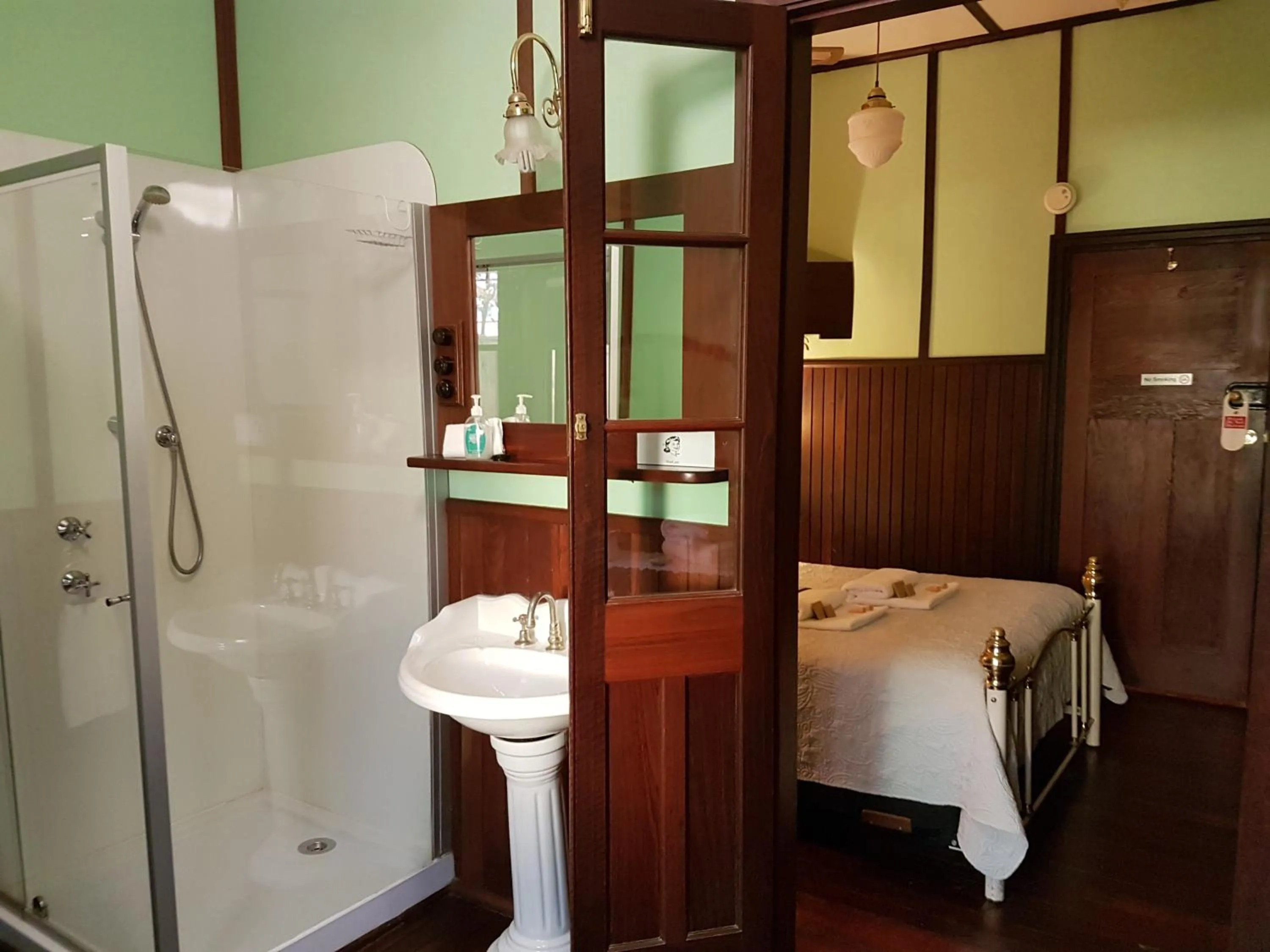 Bathroom, Bed in Bridgefield Guest House