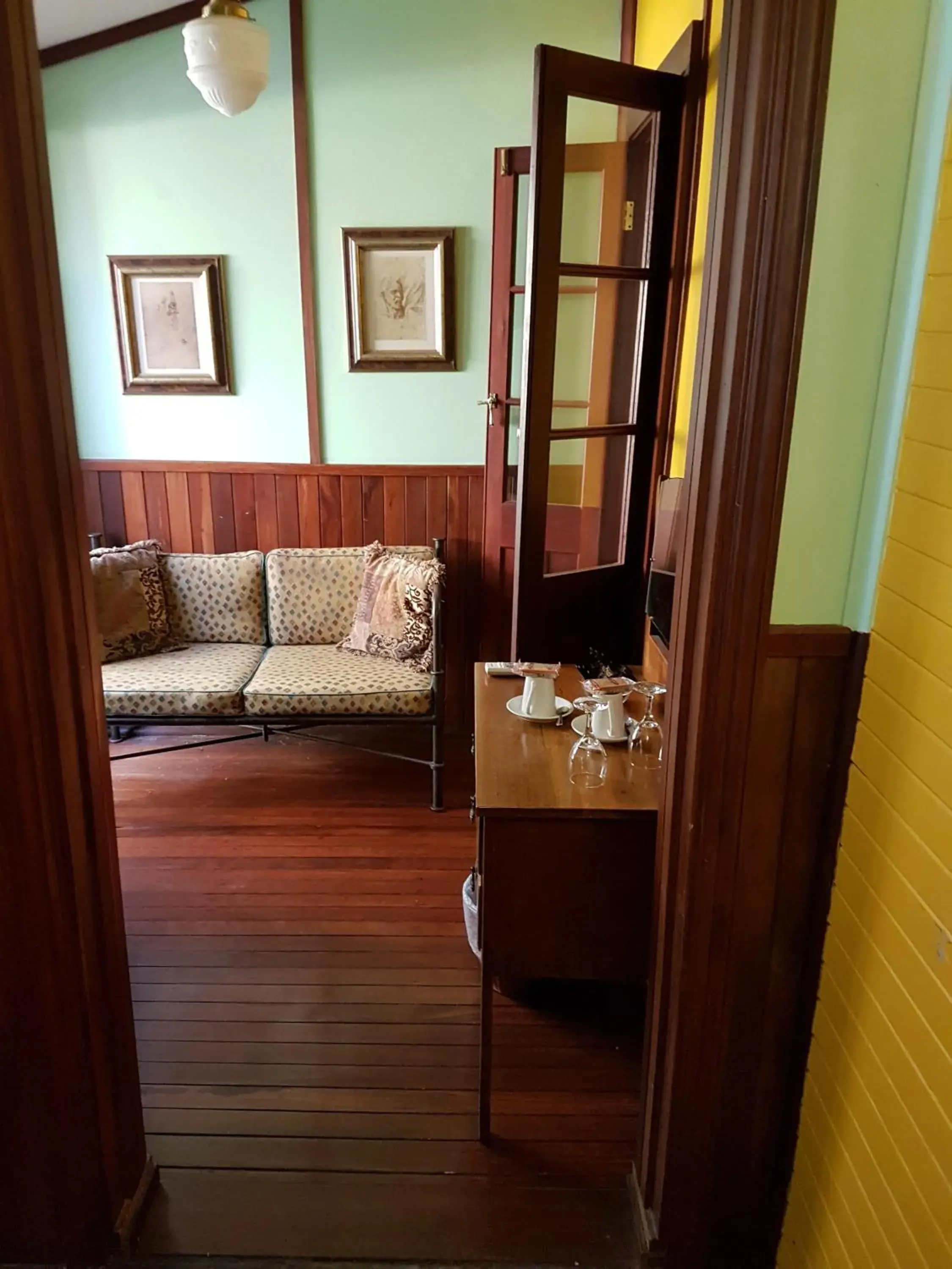 Queen Room with Courtyard in Bridgefield Guest House Queen Room with Courtyard in Bridgefield Guest House