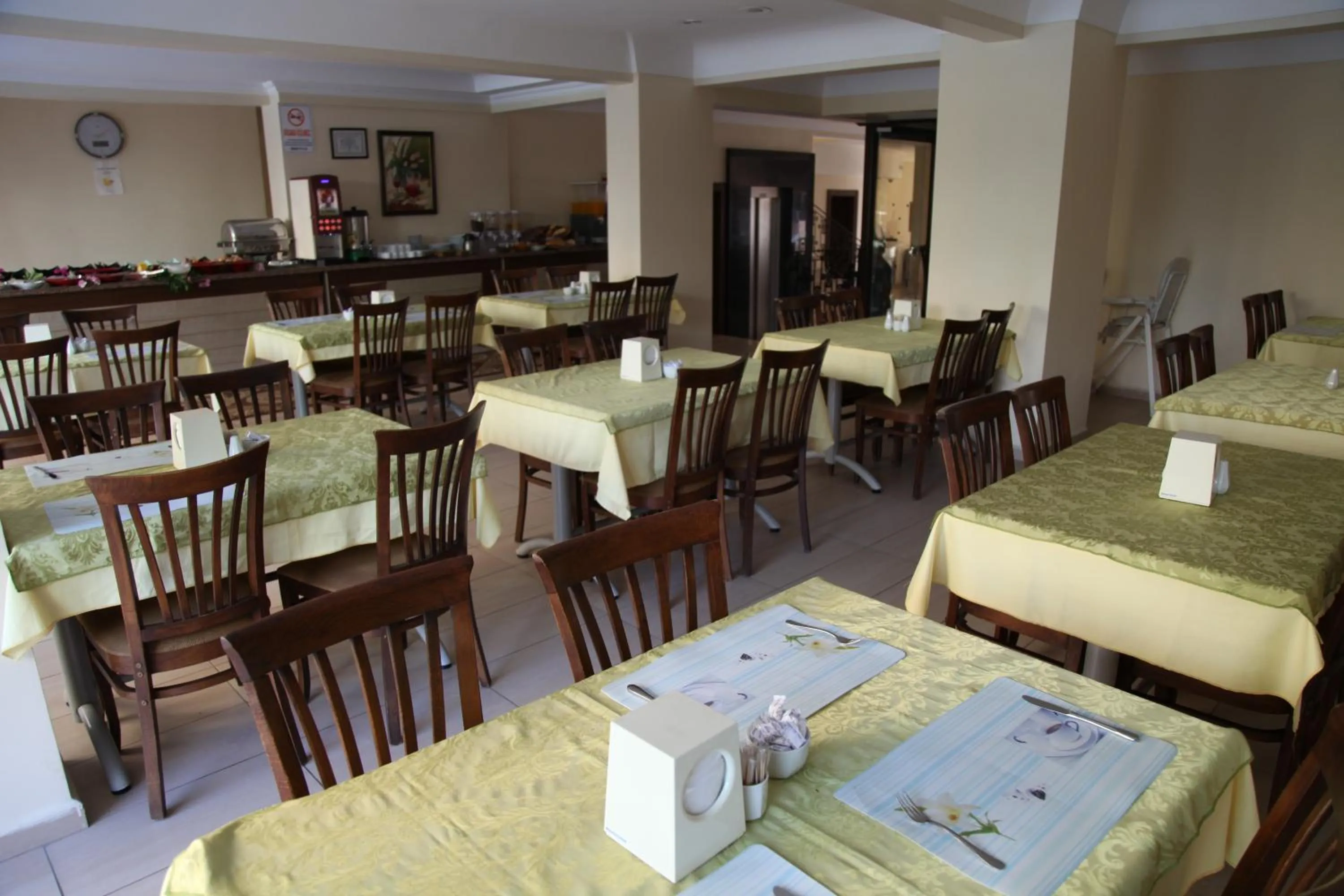 Restaurant/places to eat in Alin Hotel