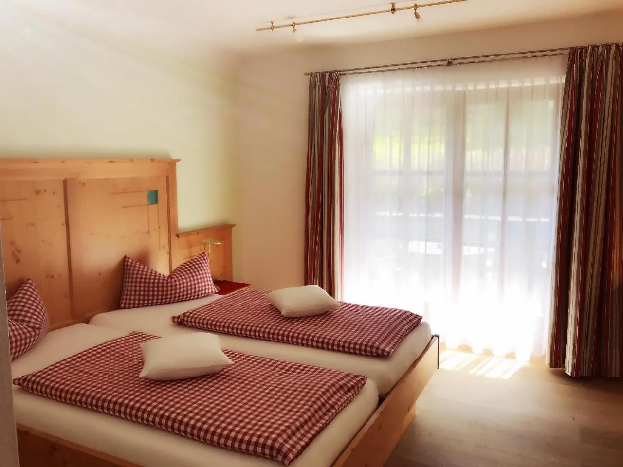 Photo of the whole room, Bed in Hotel am Wiesenhang - Garni