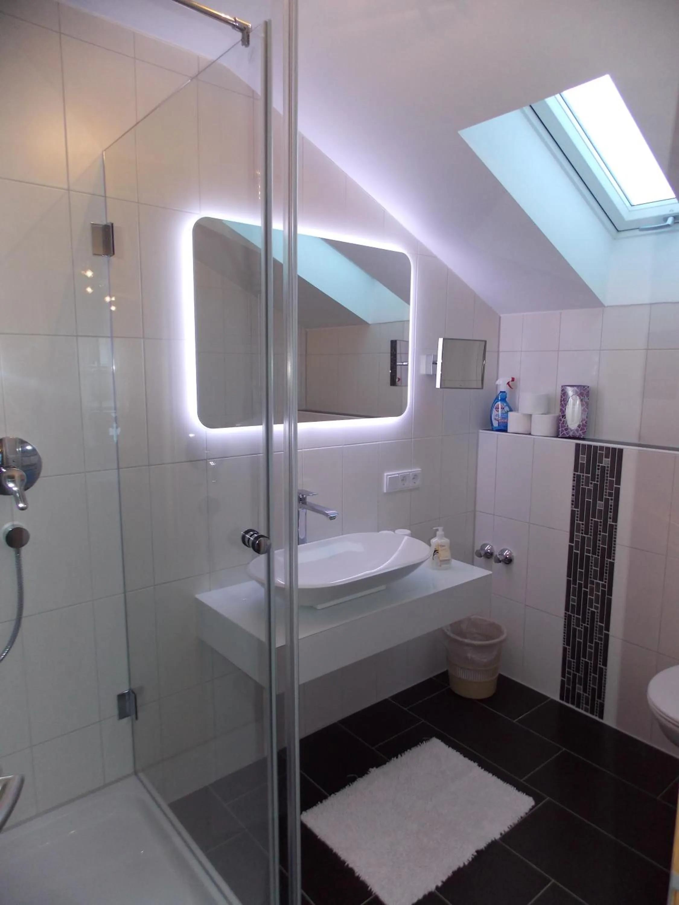 Bathroom in Hotel am Wiesenhang - Garni