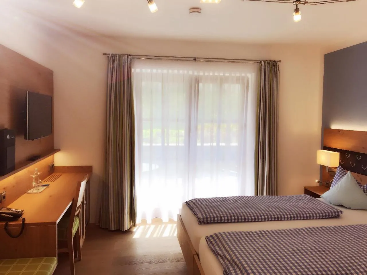 Photo of the whole room, Bed in Hotel am Wiesenhang - Garni