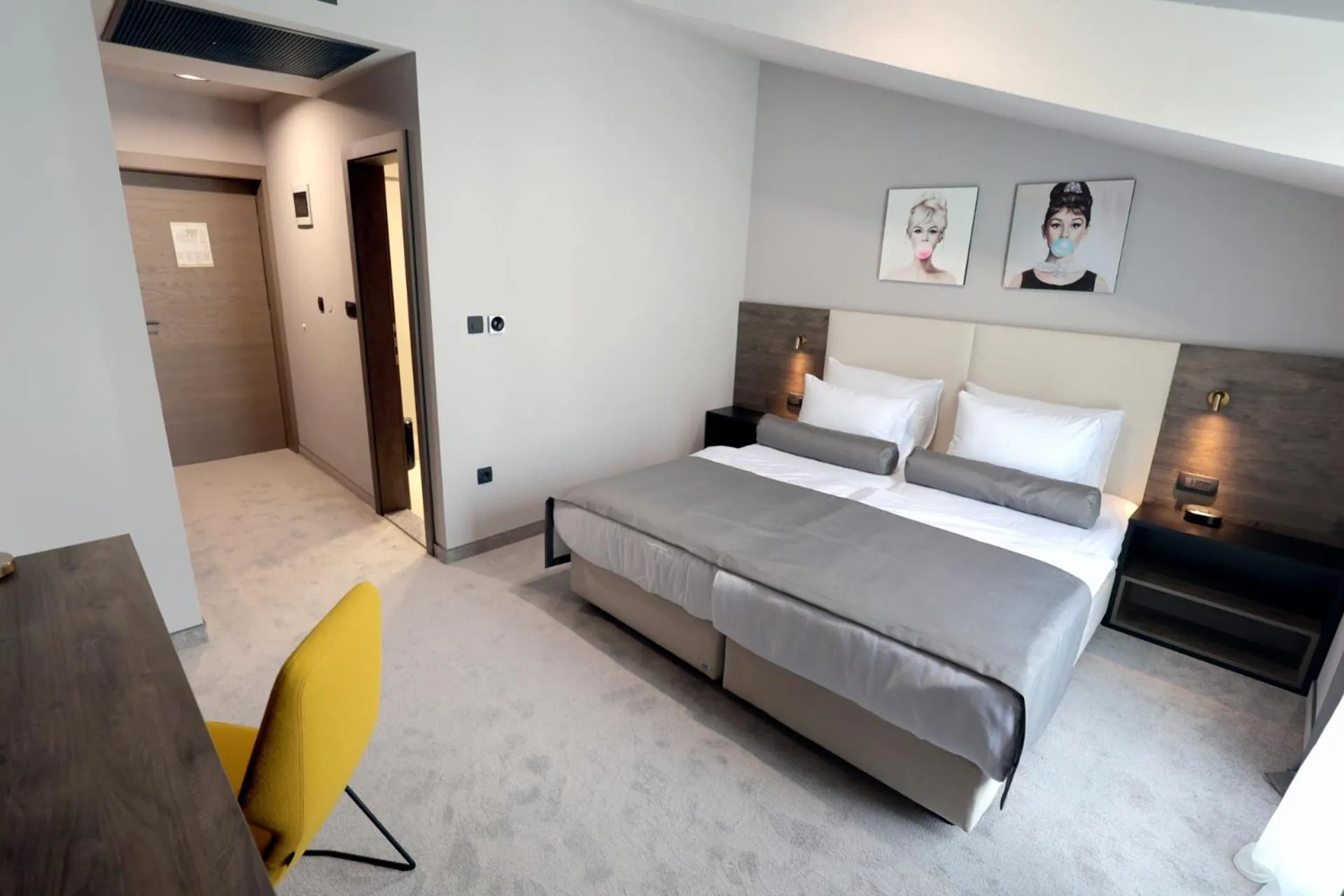 Bed in Hotel Milenij