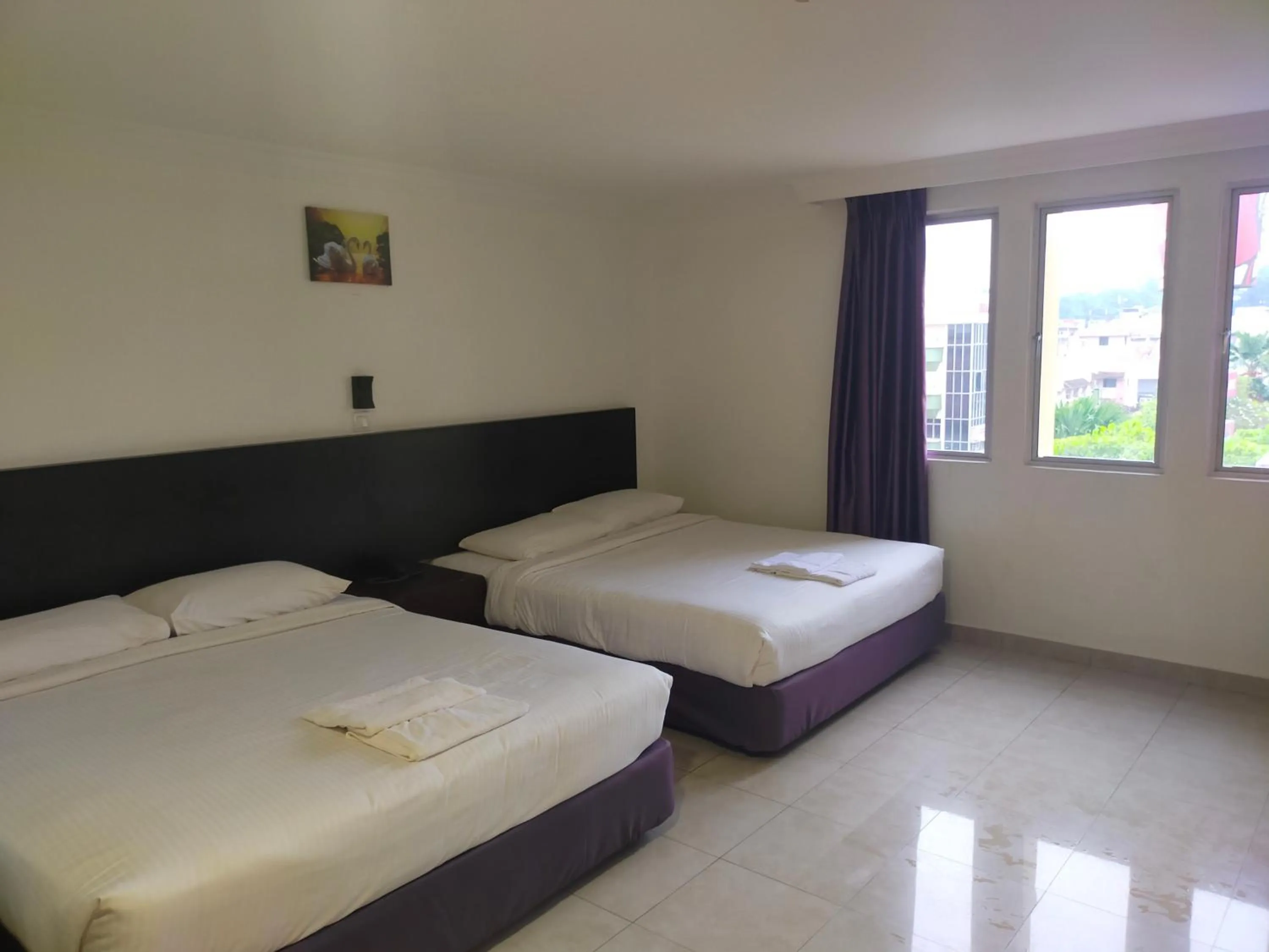 Photo of the whole room, Bed in Seremban Inn