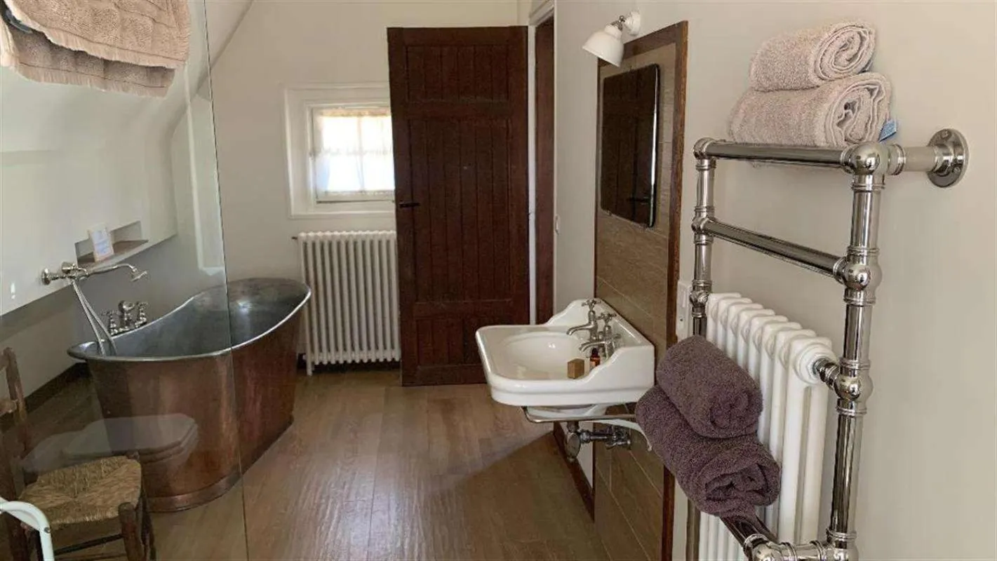 Bathroom, Bed in Le Manoir de Beaumarchais