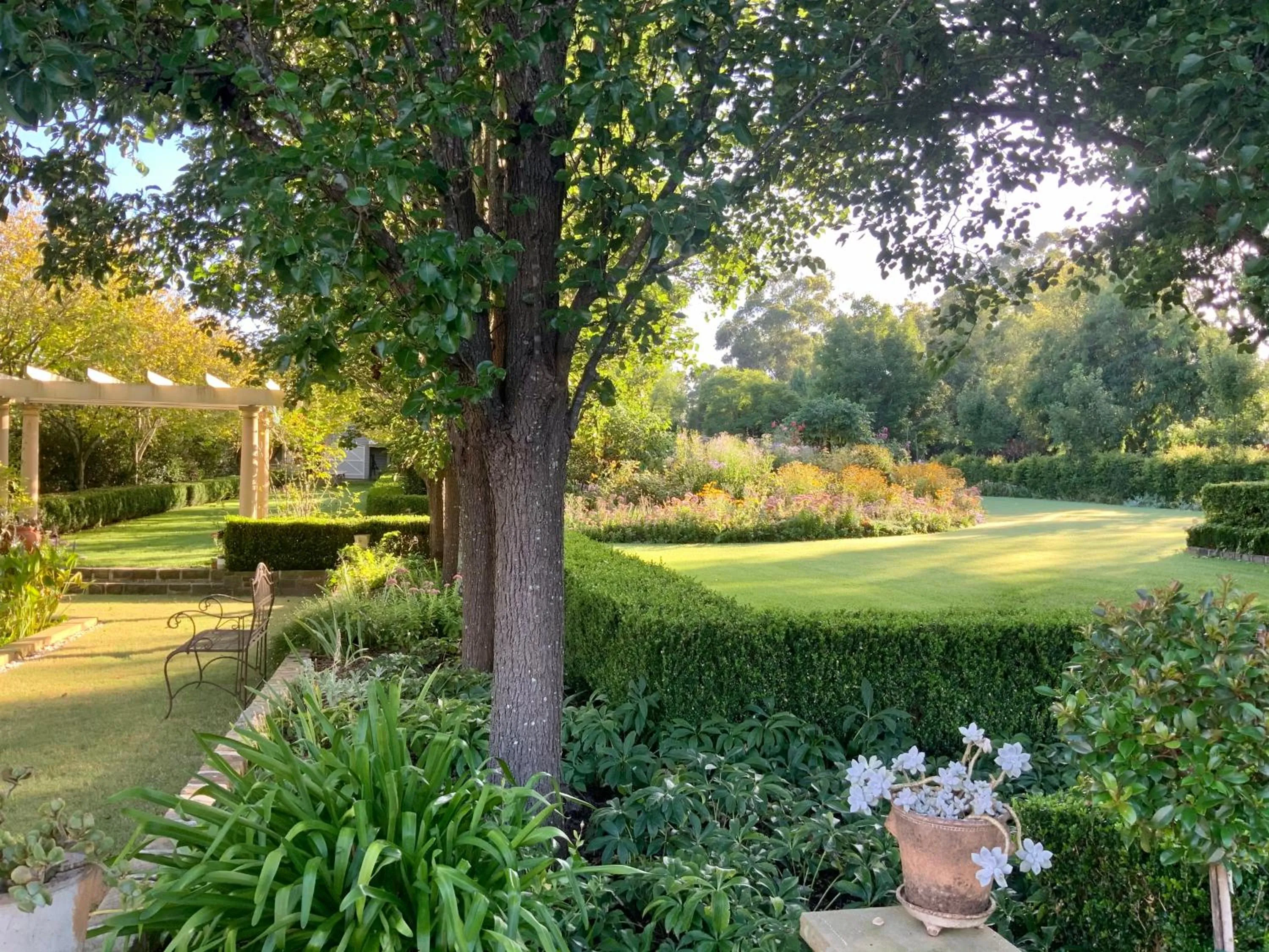 Chanticleer Gardens Barn cottage with a Pool