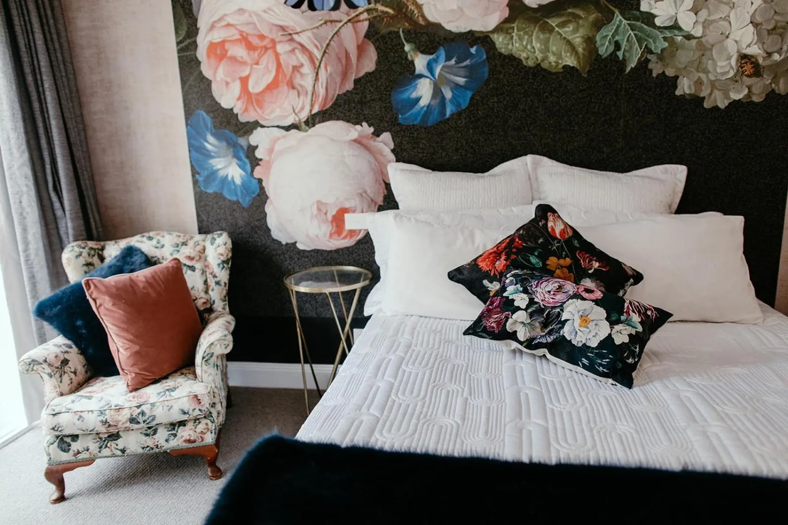 Bed in Chanticleer Gardens Barn cottage with a Pool