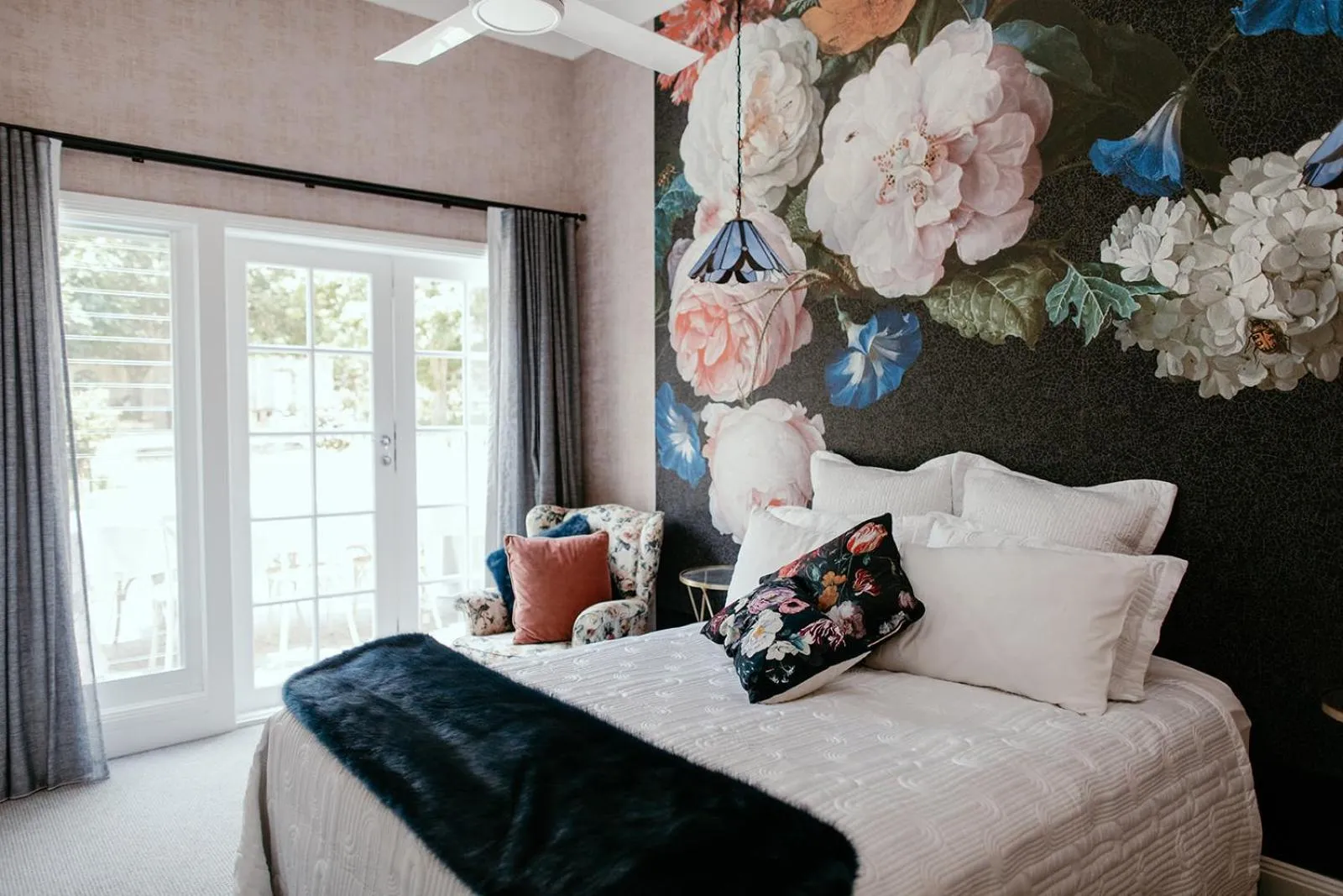 Bed in Chanticleer Gardens Barn cottage with a Pool