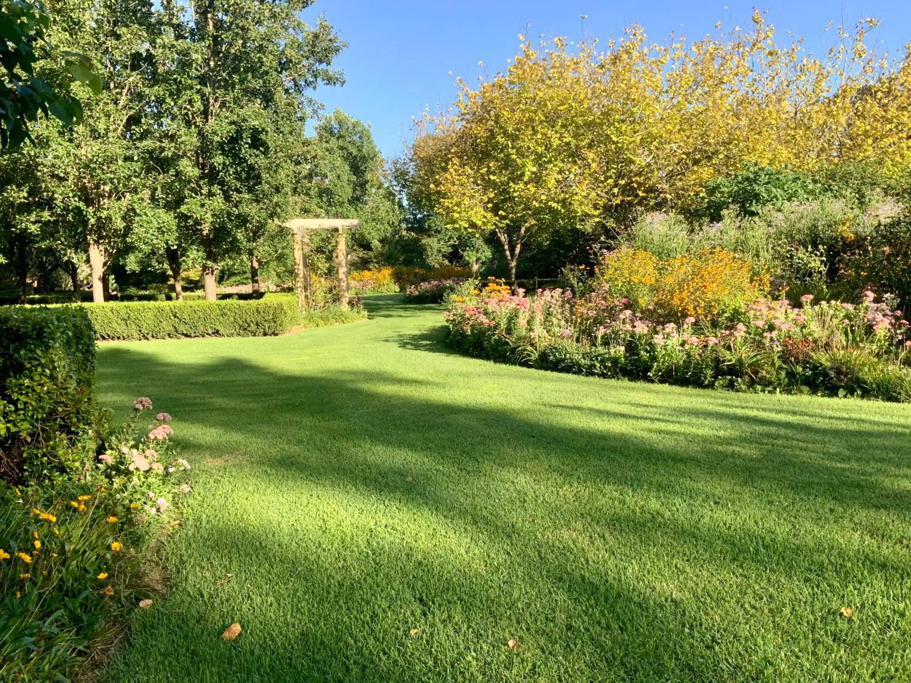 Chanticleer Gardens Barn cottage with a Pool