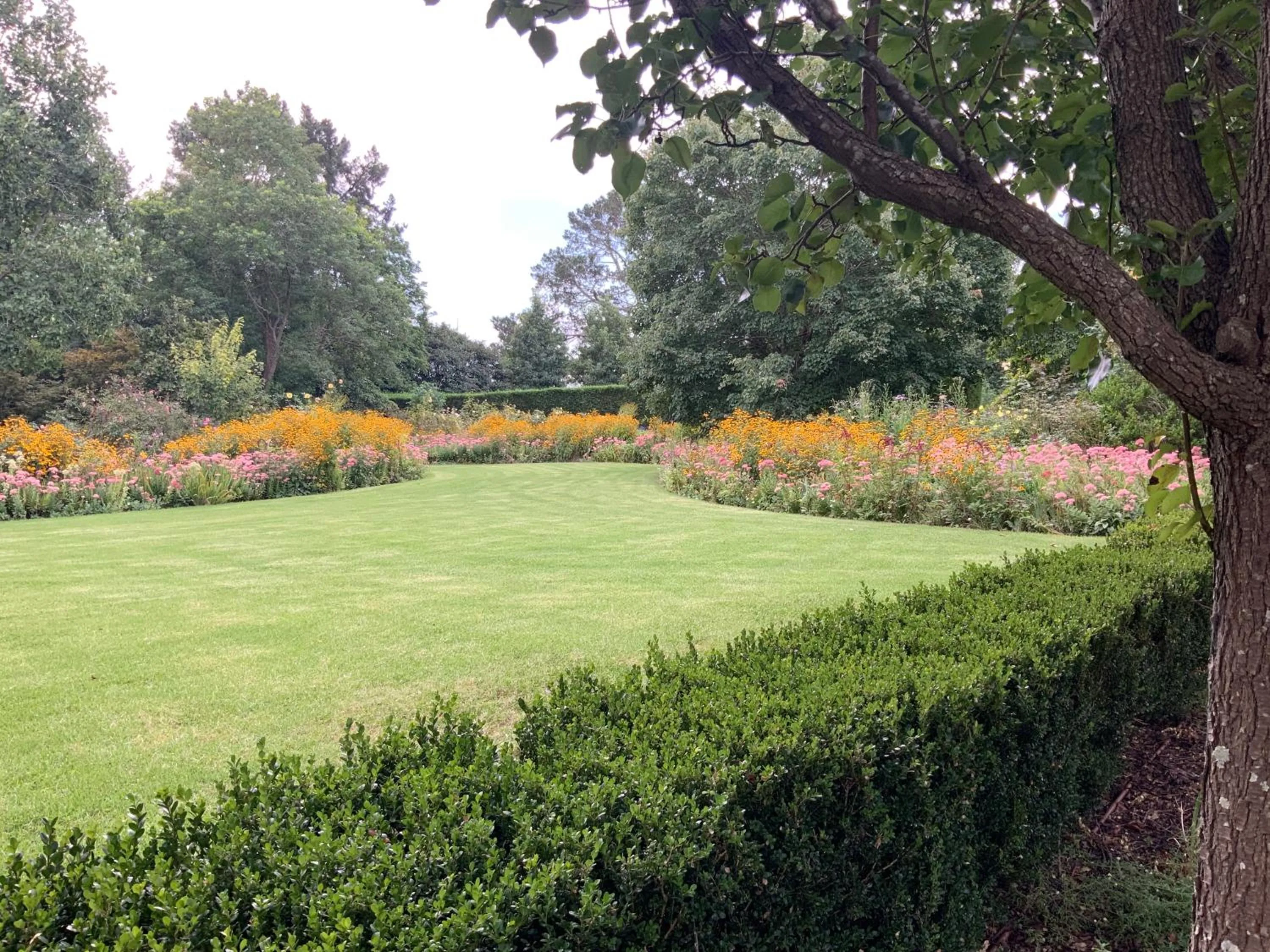 Chanticleer Gardens Barn cottage with a Pool
