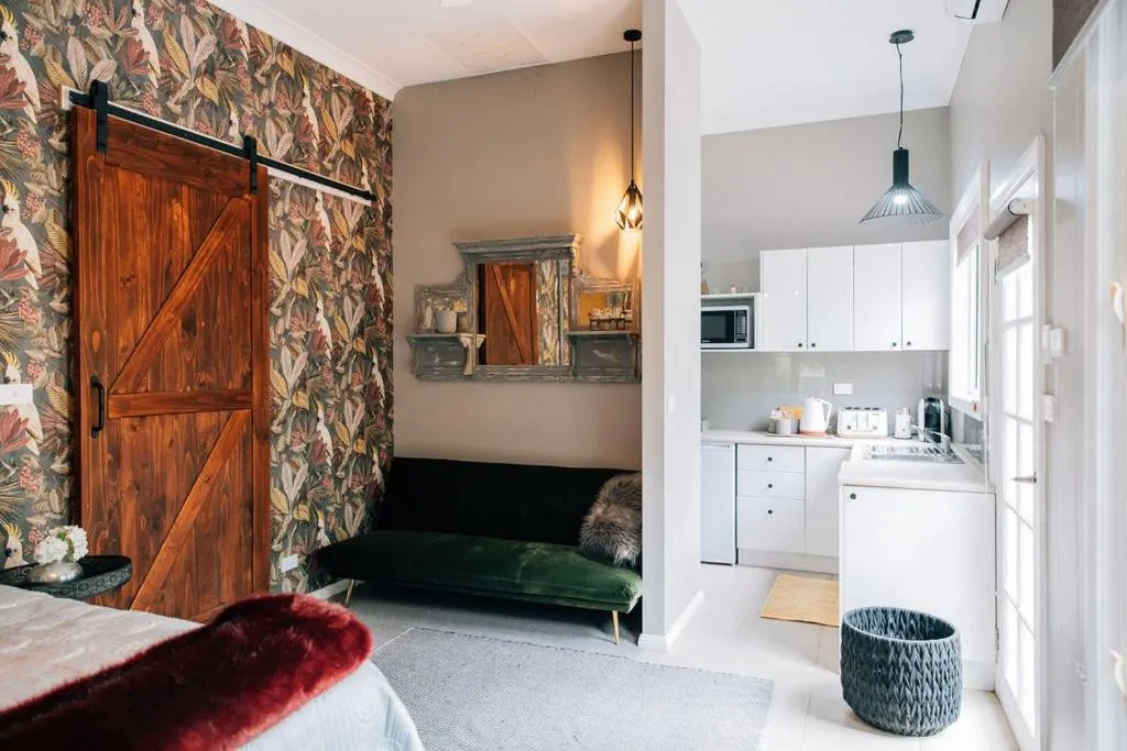 Kitchen or kitchenette in Chanticleer Gardens Barn cottage with a Pool