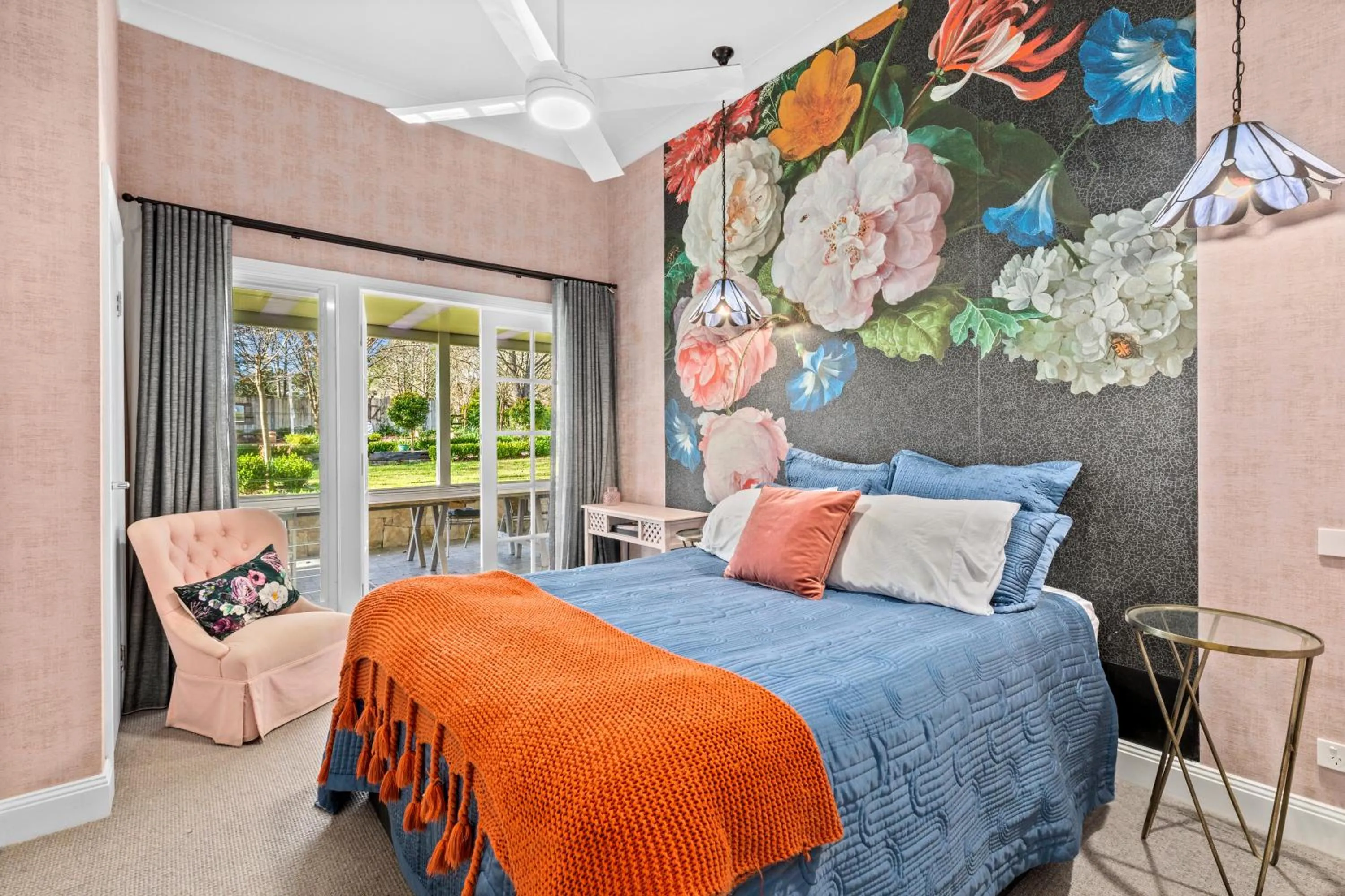 Bed in Chanticleer Gardens Barn cottage with a Pool