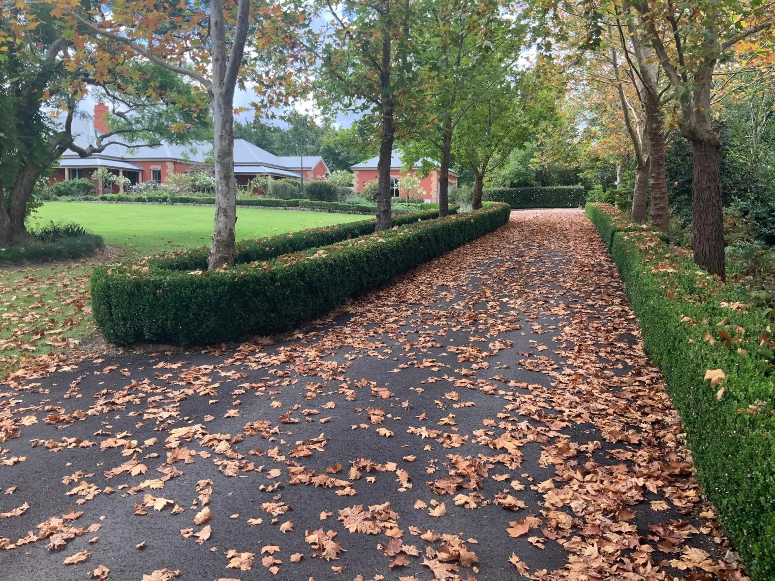 Chanticleer Gardens Barn cottage with a Pool