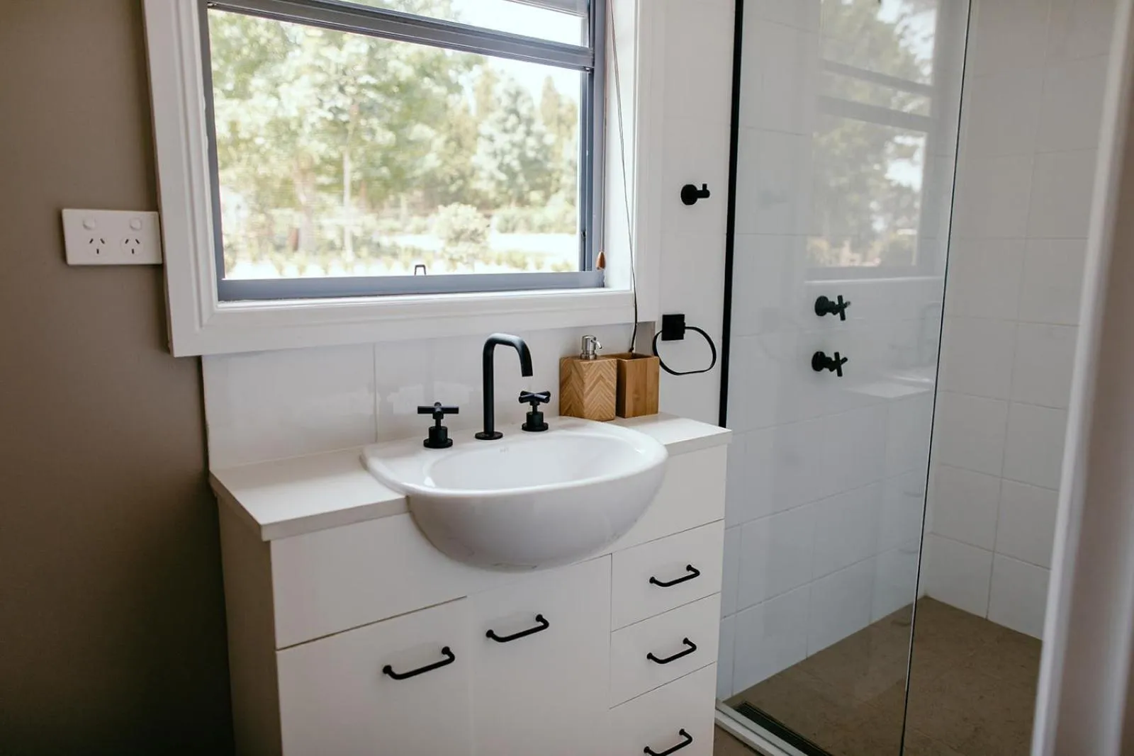 Chanticleer Gardens Barn cottage with a Pool