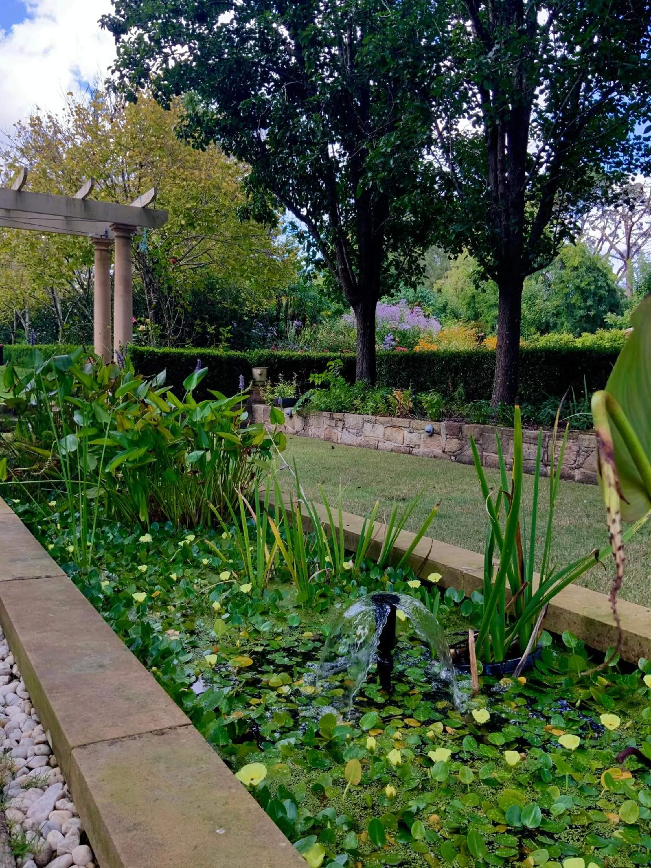 Chanticleer Gardens Barn cottage with a Pool