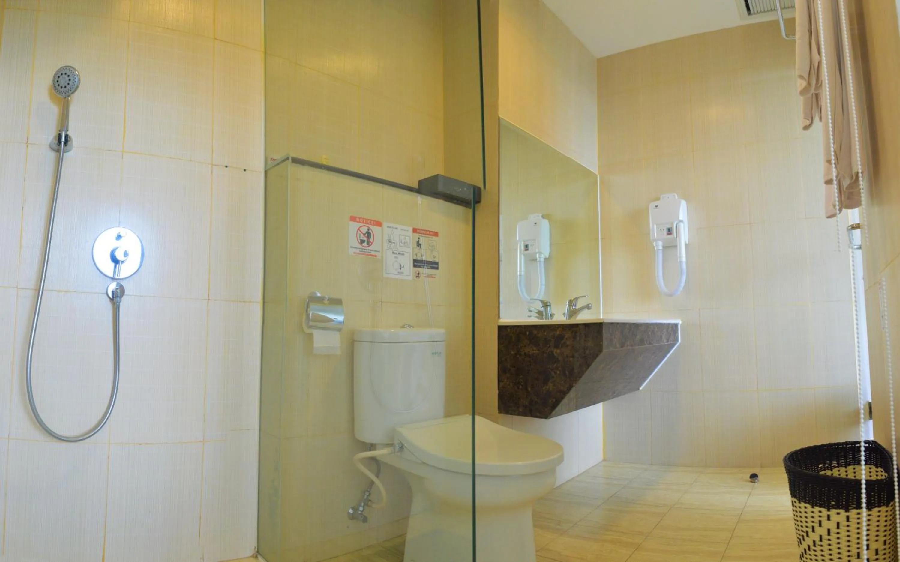 Bathroom in Karebosi Premier Makassar