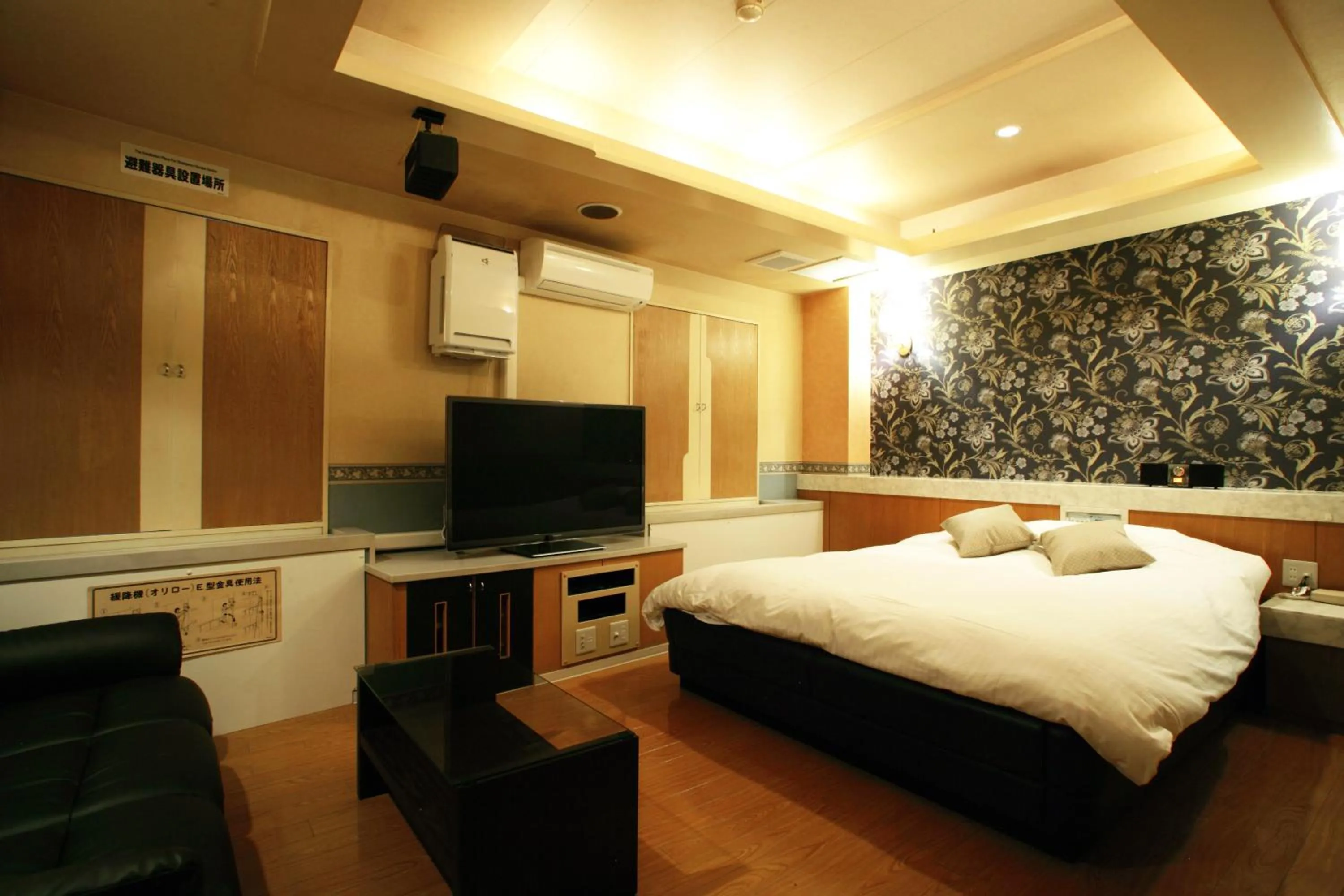 Photo of the whole room, Bed in Hotel AQUA Blue Yokosuka (Adult Only)