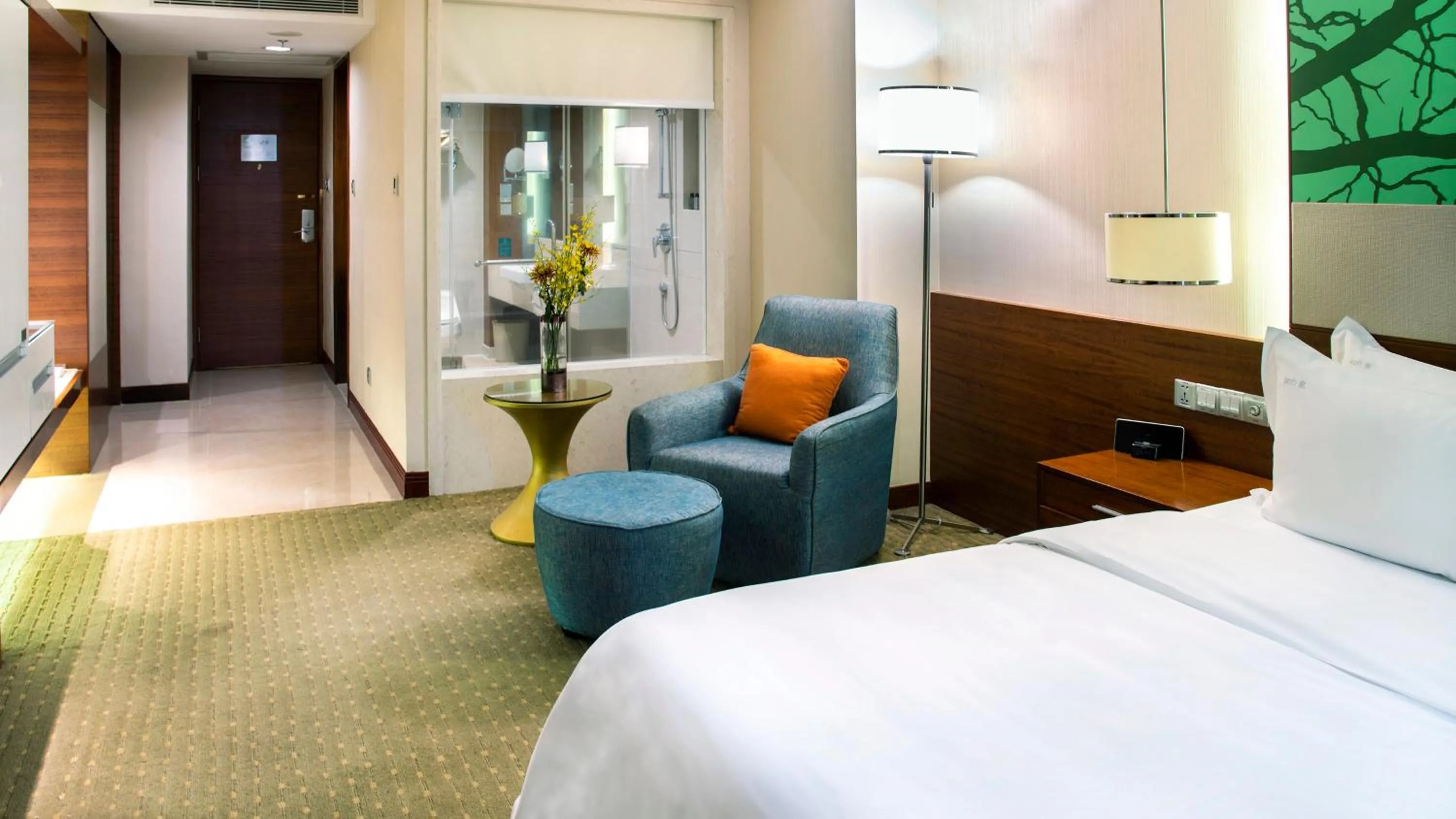 Photo of the whole room, Bed in Holiday Inn Shenzhen Donghua by IHG