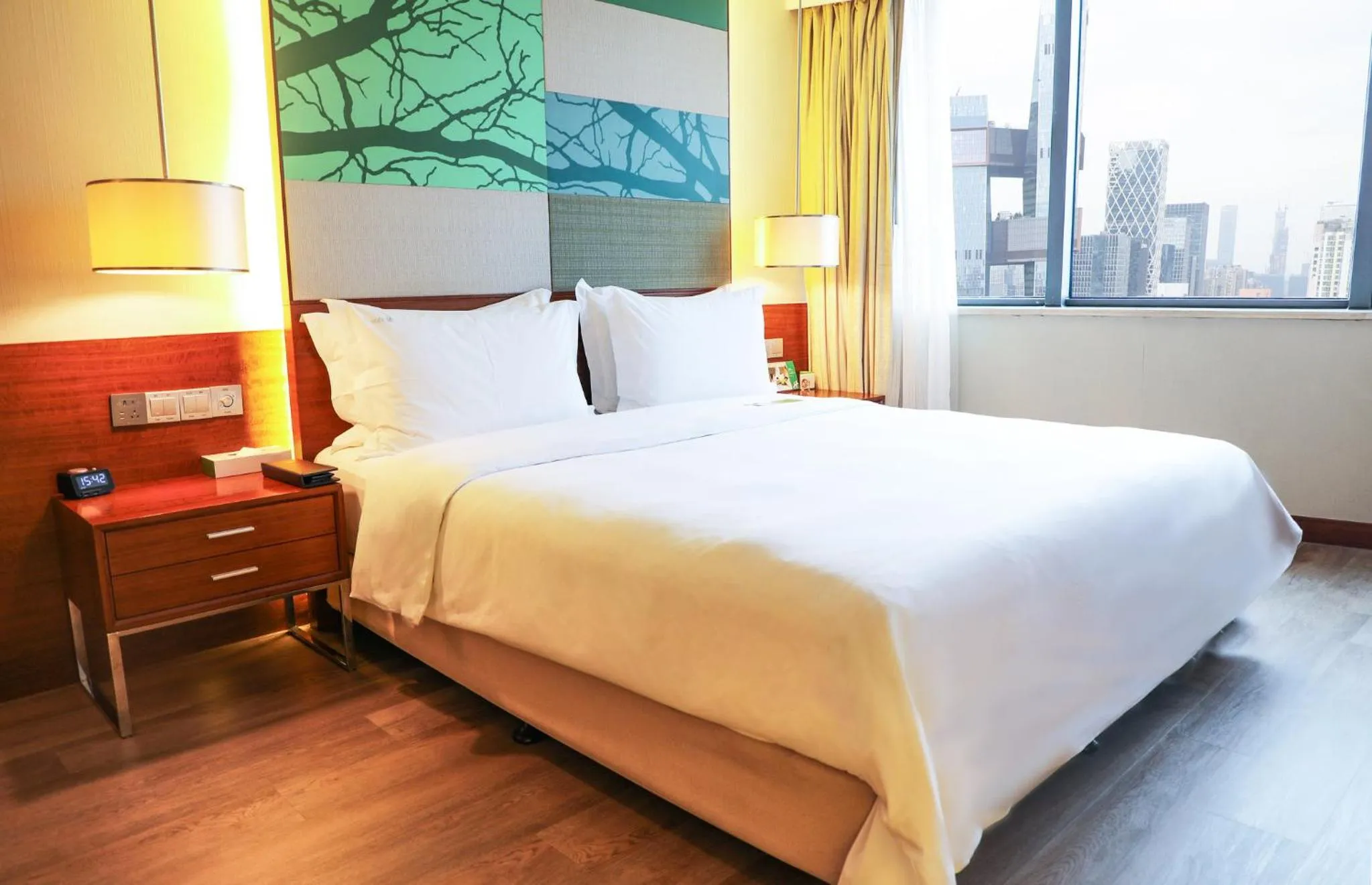 Photo of the whole room, Bed in Holiday Inn Shenzhen Donghua by IHG