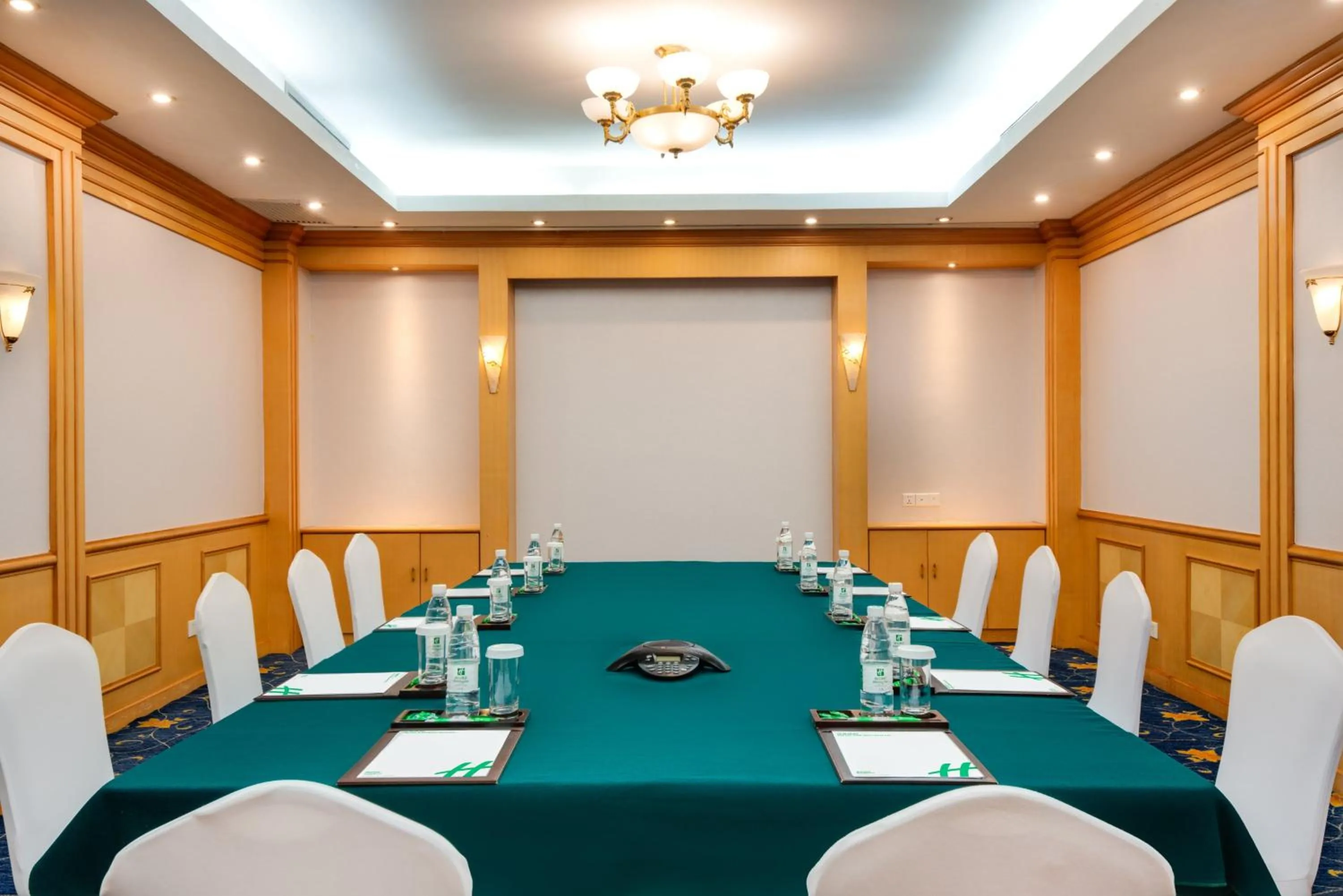 Meeting/conference room in Holiday Inn Shenzhen Donghua by IHG