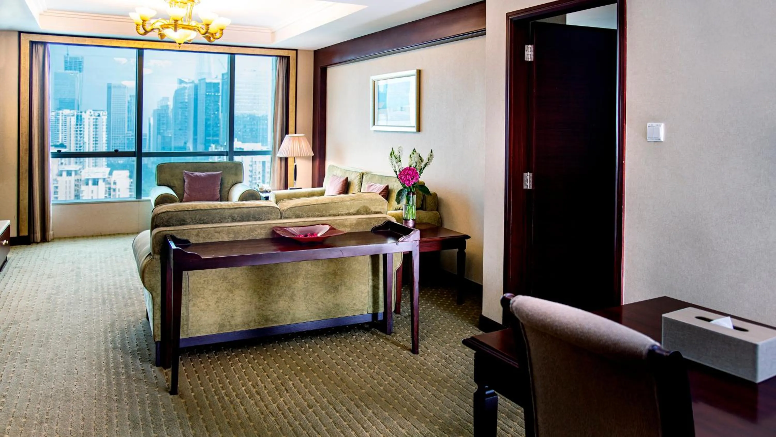 Photo of the whole room, Bed in Holiday Inn Shenzhen Donghua by IHG