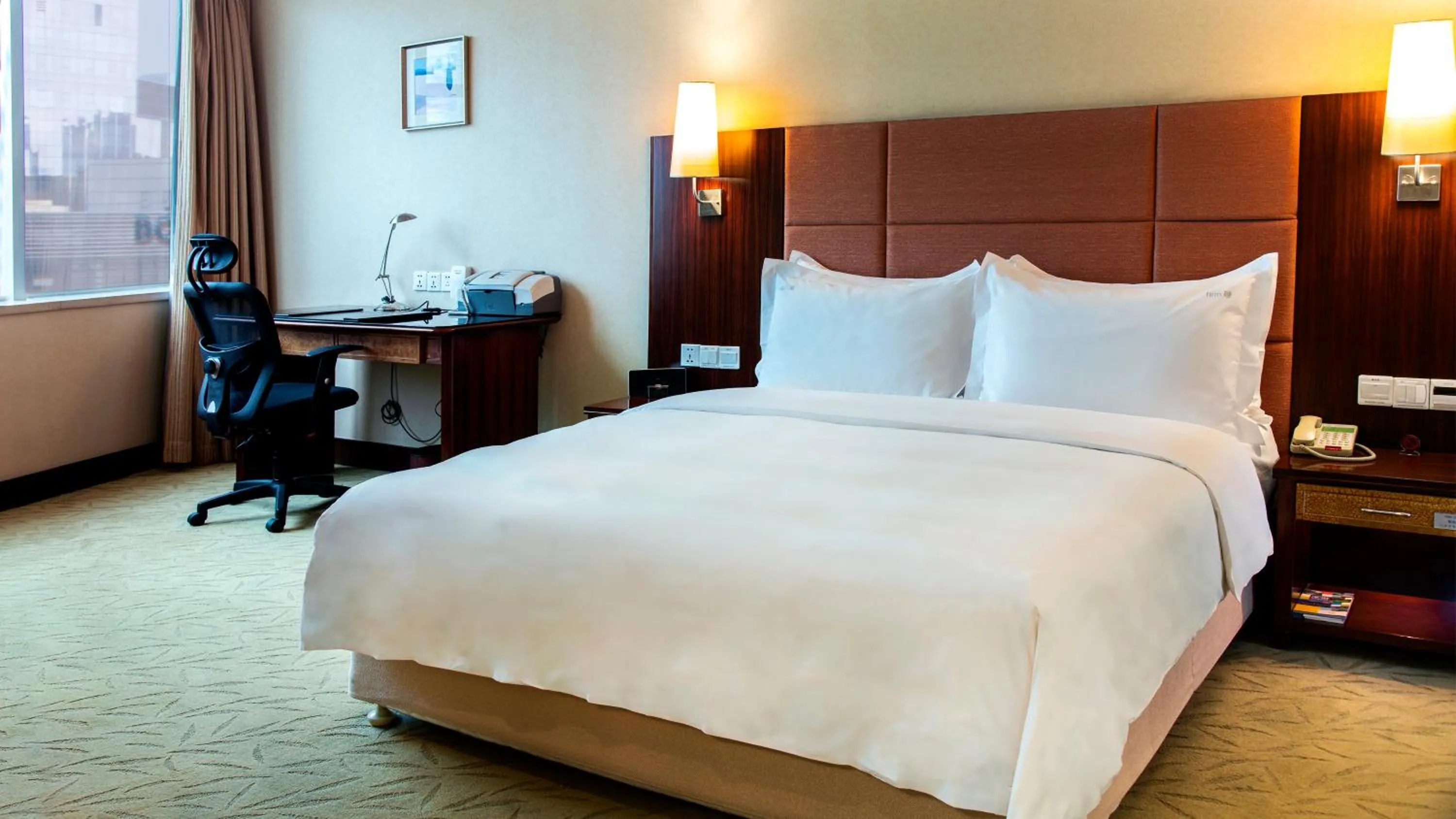 Photo of the whole room, Bed in Holiday Inn Shenzhen Donghua by IHG