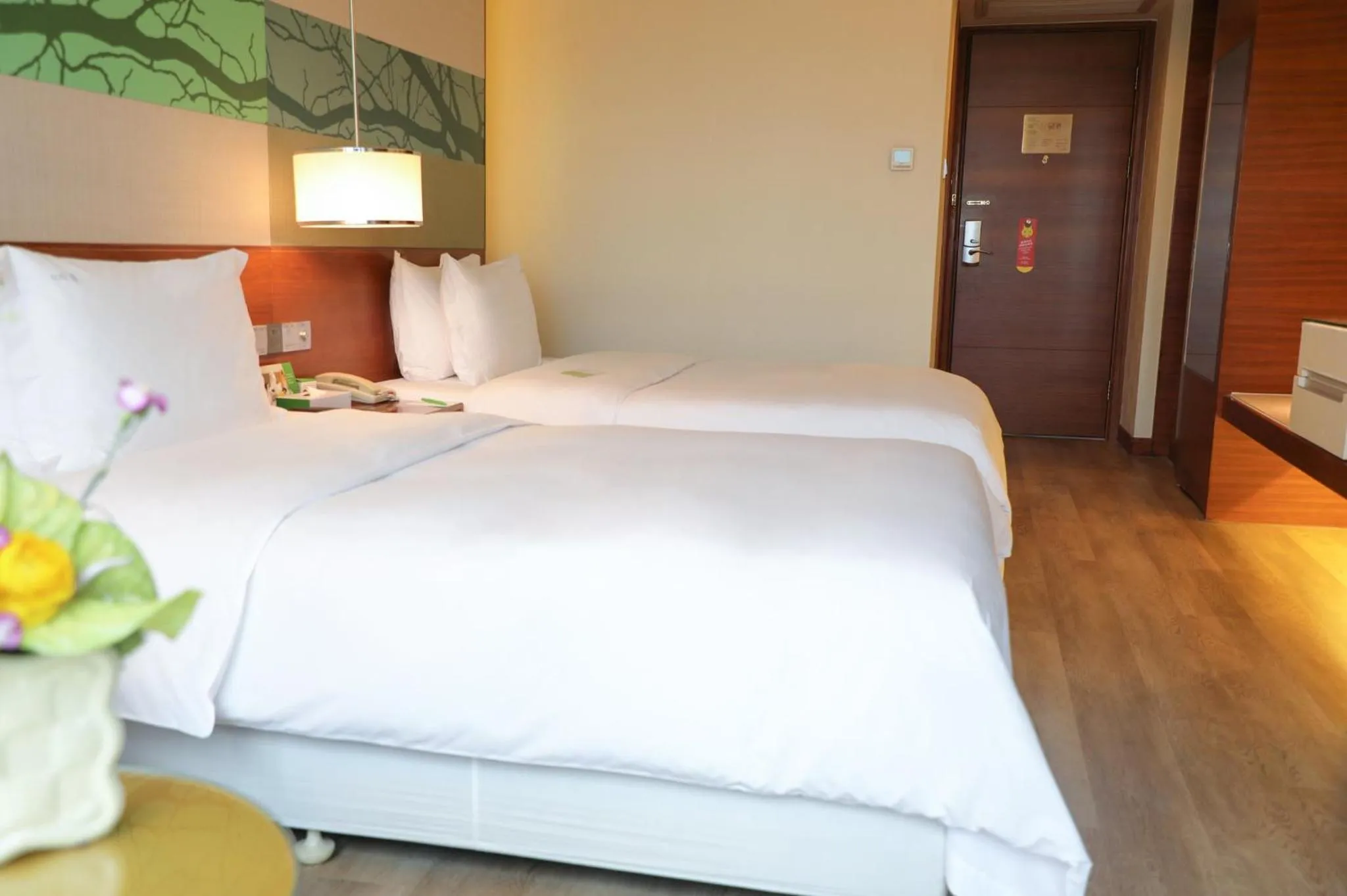Photo of the whole room, Bed in Holiday Inn Shenzhen Donghua by IHG