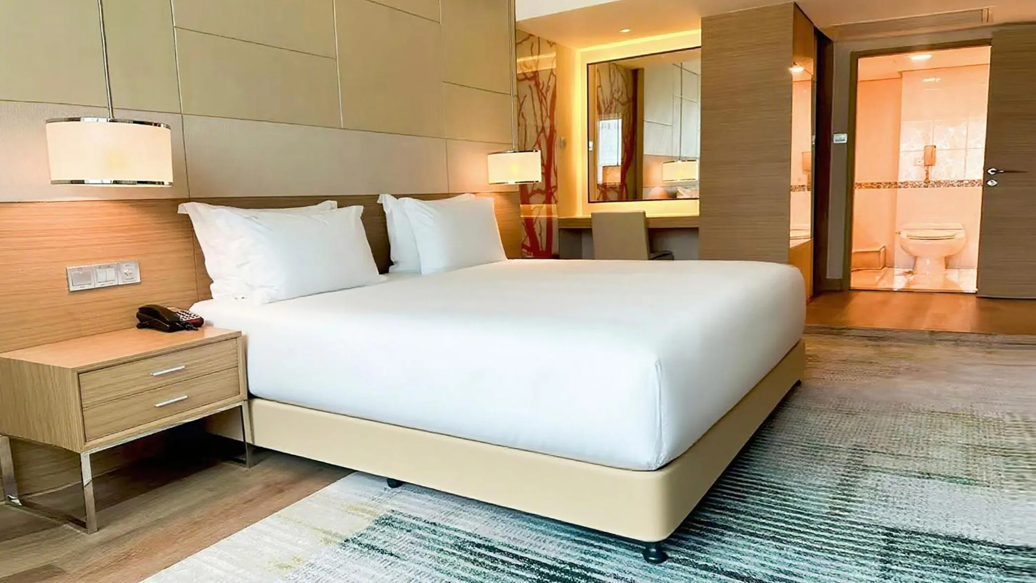 Photo of the whole room, Bed in Holiday Inn Shenzhen Donghua by IHG