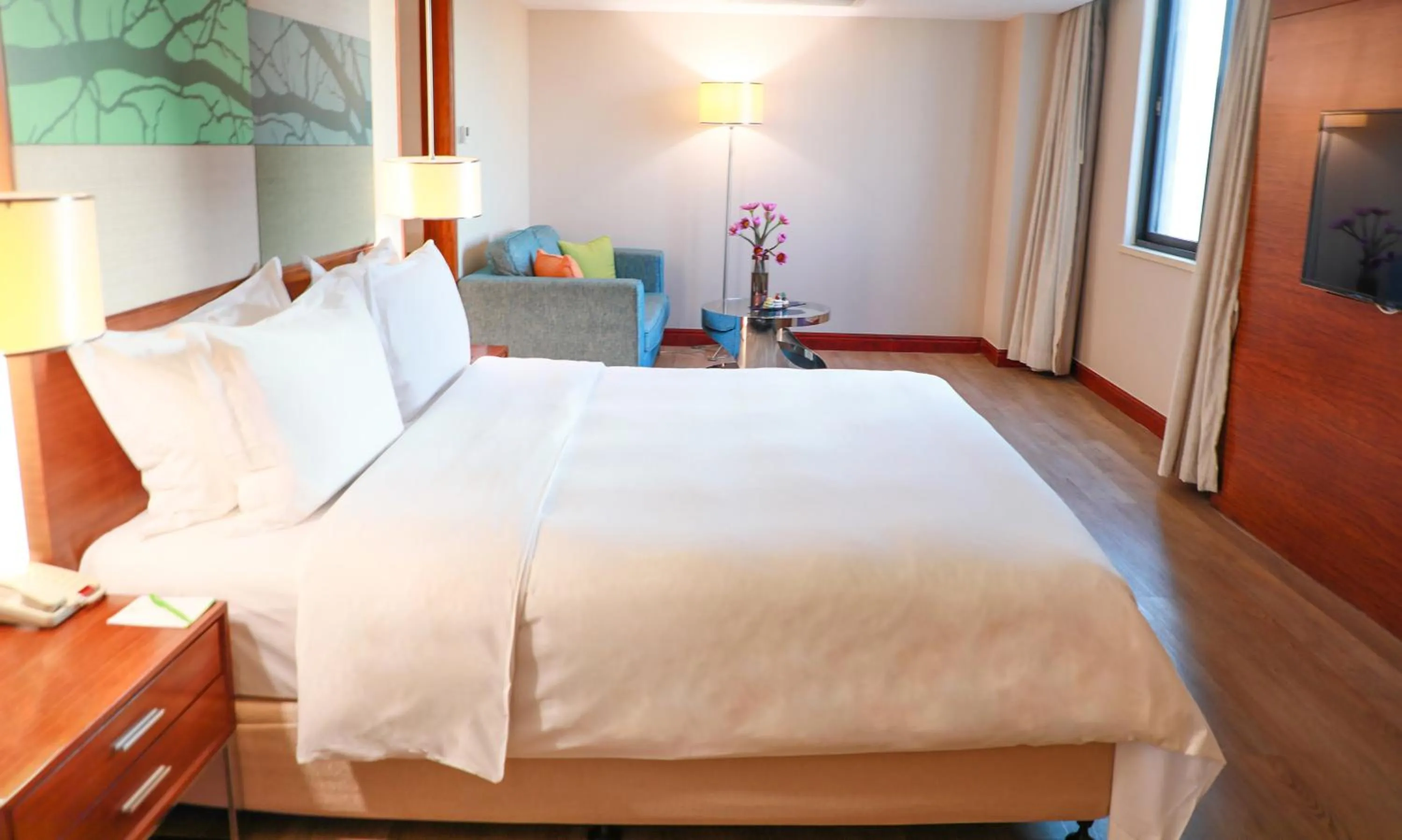 Photo of the whole room, Bed in Holiday Inn Shenzhen Donghua by IHG
