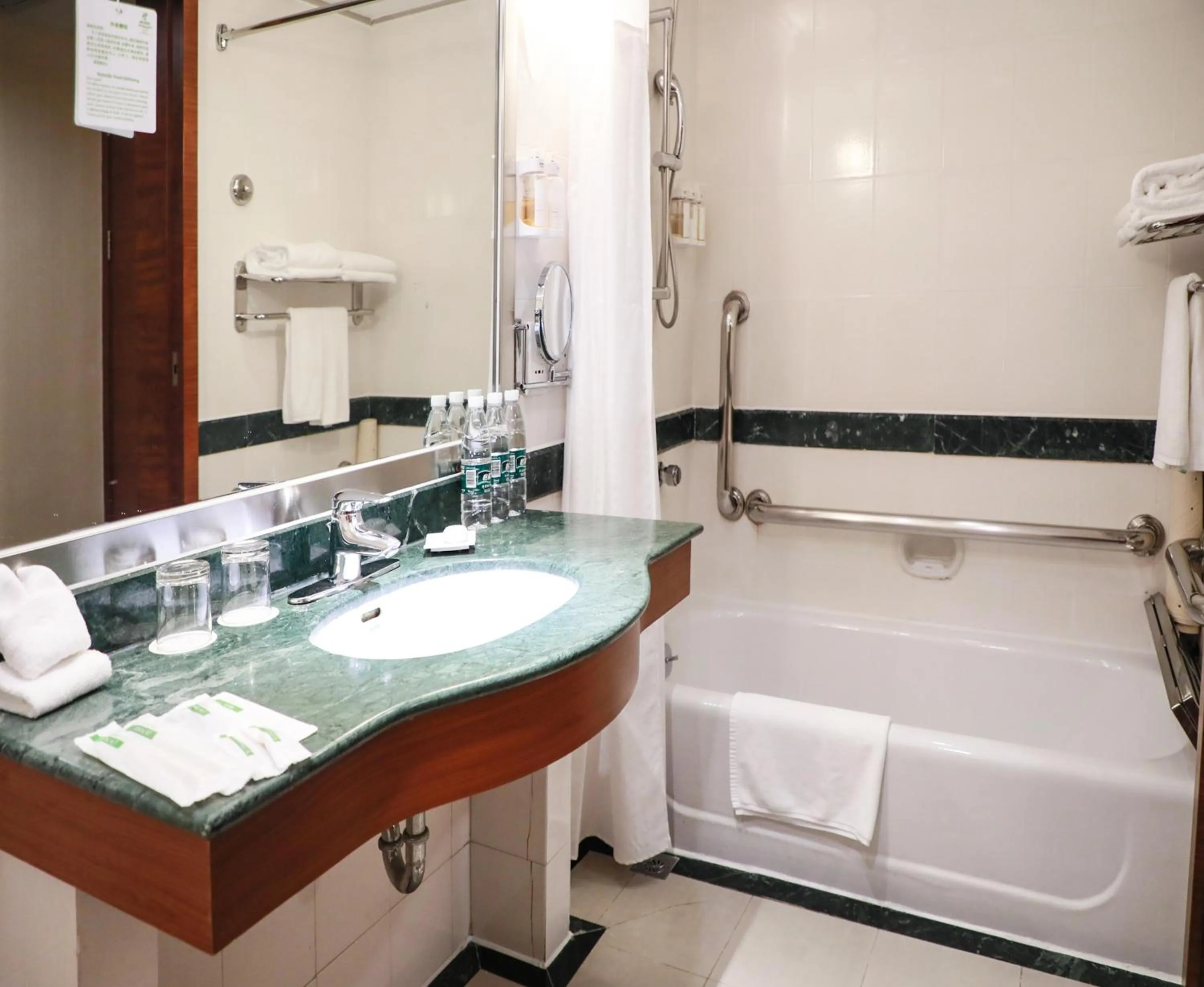 Bed in Holiday Inn Shenzhen Donghua by IHG