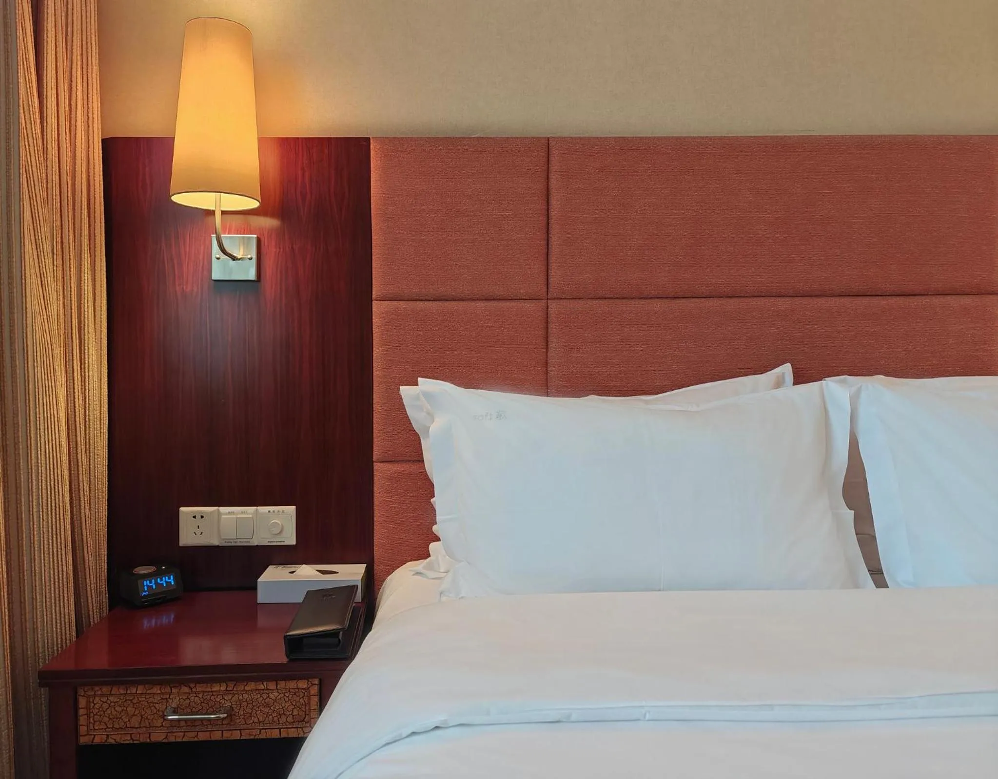 Photo of the whole room, Bed in Holiday Inn Shenzhen Donghua by IHG