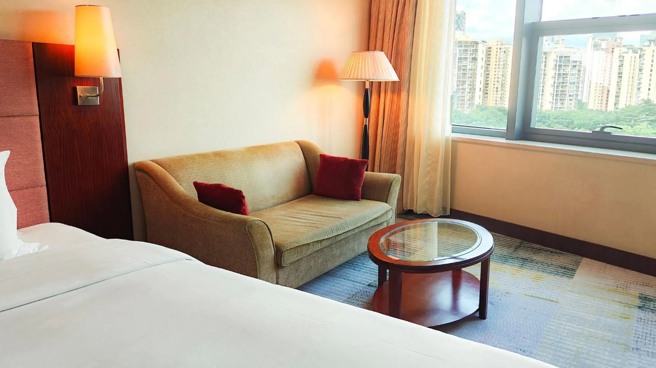 Photo of the whole room, Bed in Holiday Inn Shenzhen Donghua by IHG
