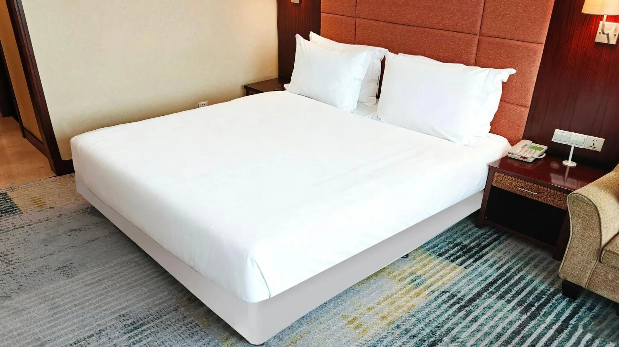 Photo of the whole room, Bed in Holiday Inn Shenzhen Donghua by IHG