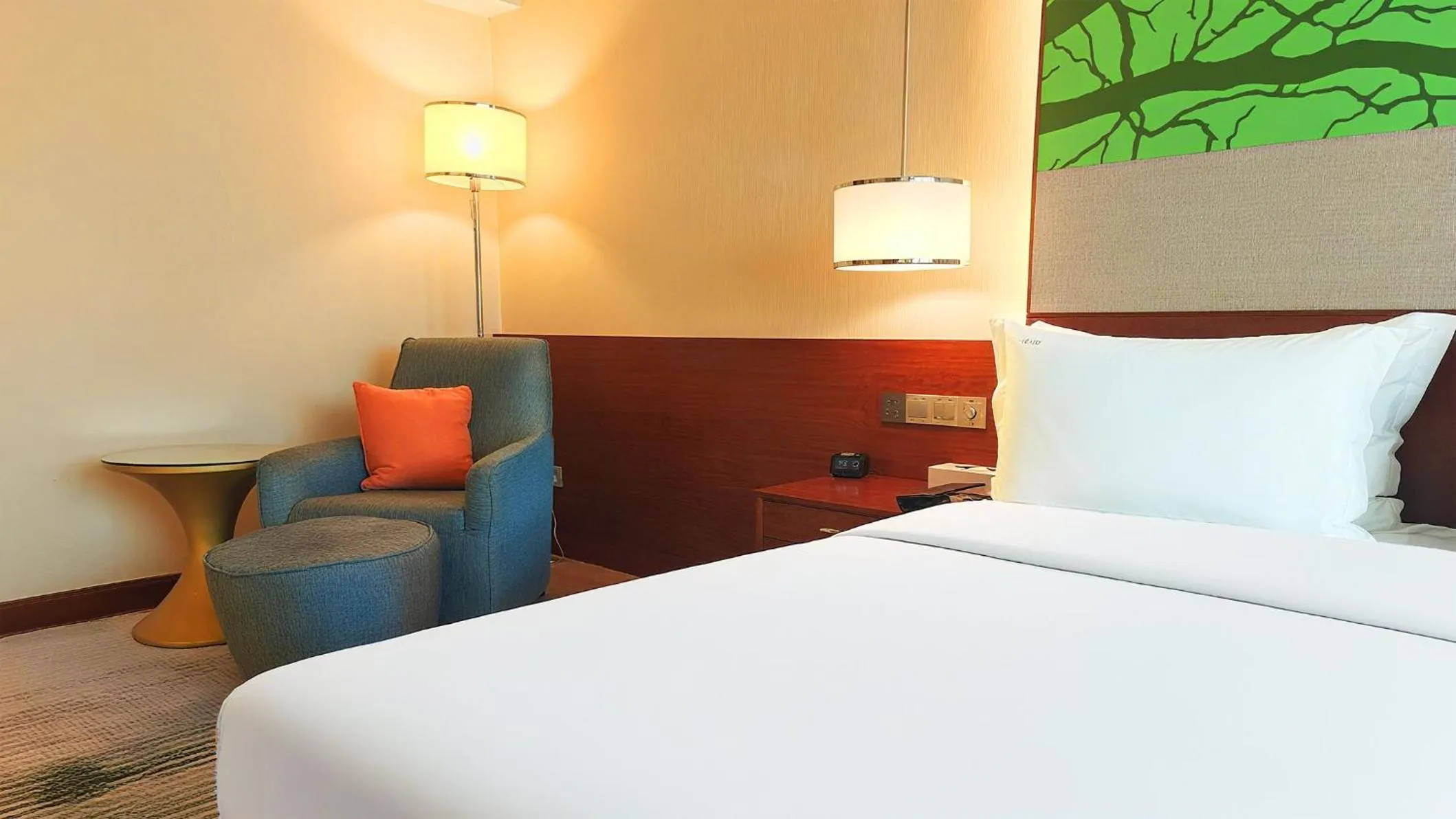 Photo of the whole room, Bed in Holiday Inn Shenzhen Donghua by IHG