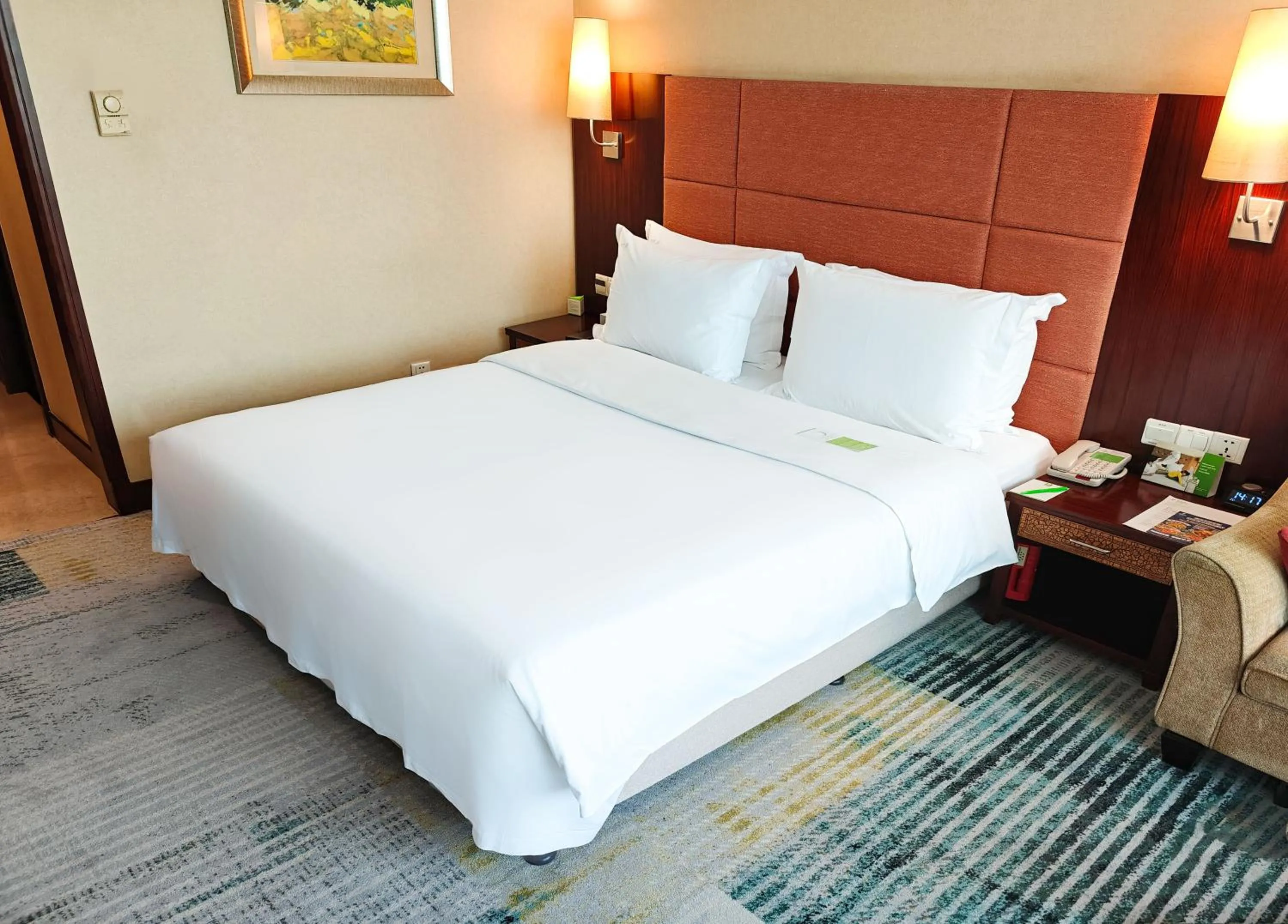 Bed in Holiday Inn Shenzhen Donghua by IHG