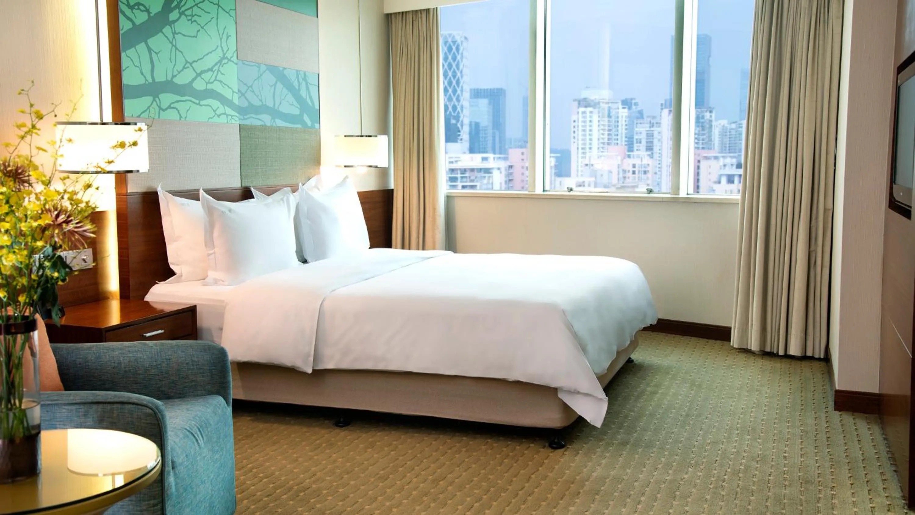 Photo of the whole room, Bed in Holiday Inn Shenzhen Donghua by IHG