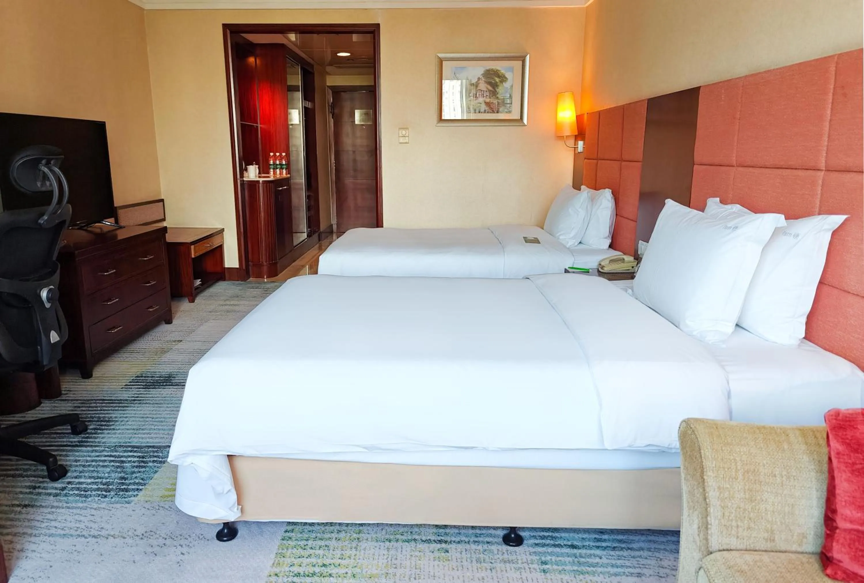 Bed in Holiday Inn Shenzhen Donghua by IHG