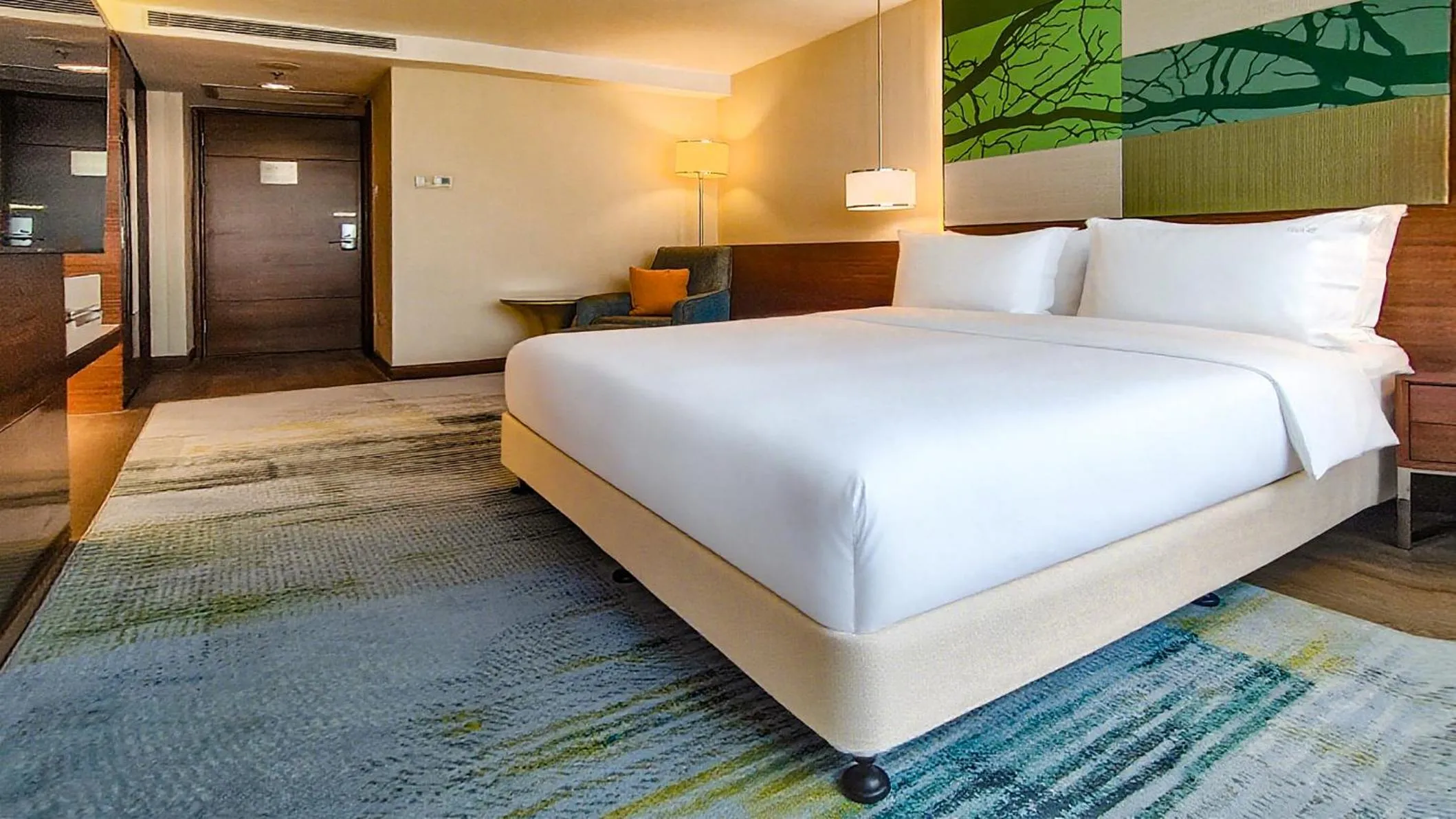 Photo of the whole room, Bed in Holiday Inn Shenzhen Donghua by IHG
