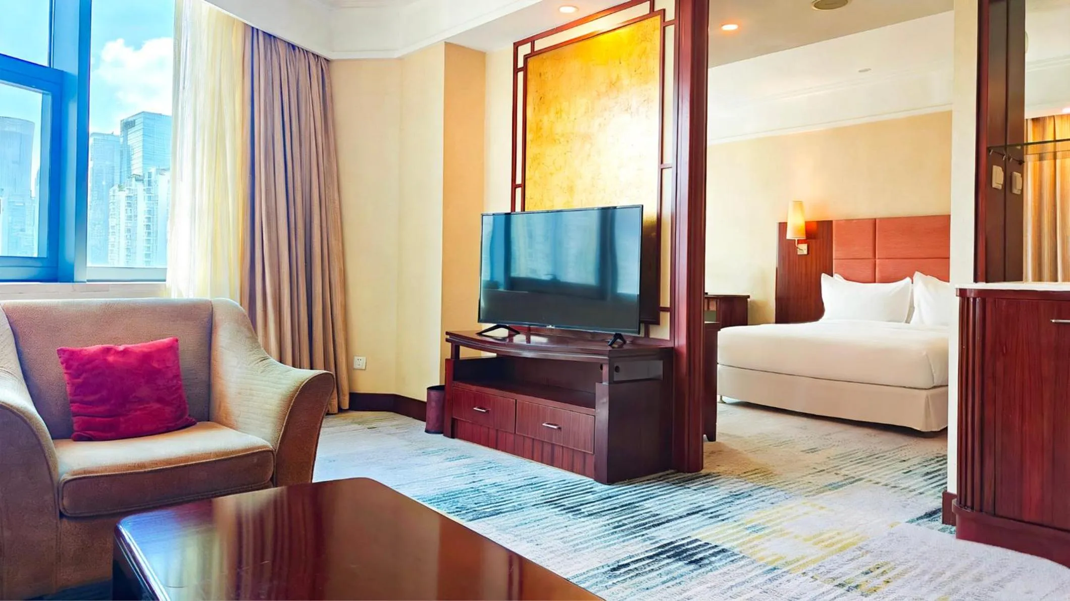 Photo of the whole room, Bed in Holiday Inn Shenzhen Donghua by IHG