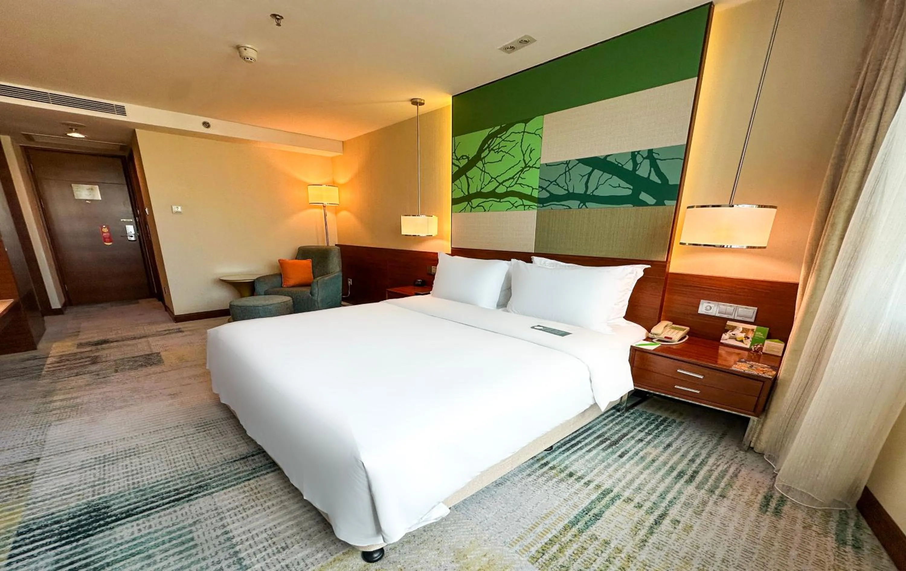 Photo of the whole room, Bed in Holiday Inn Shenzhen Donghua by IHG