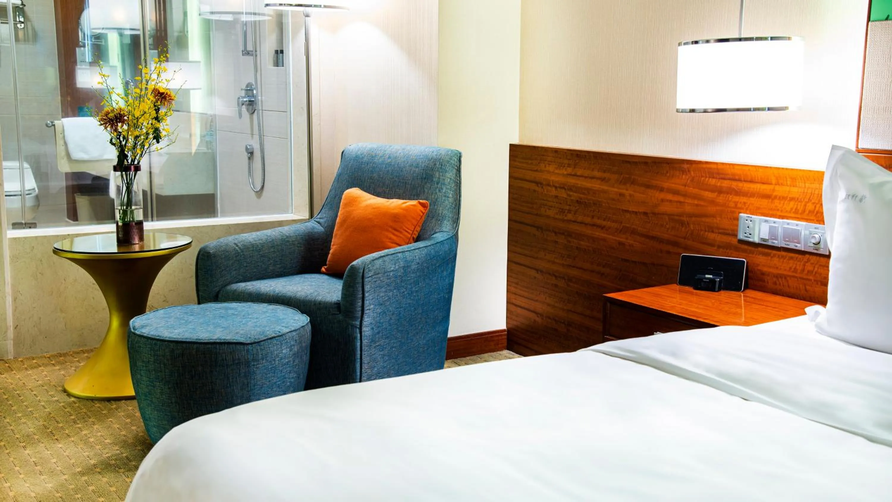 Photo of the whole room, Bed in Holiday Inn Shenzhen Donghua by IHG