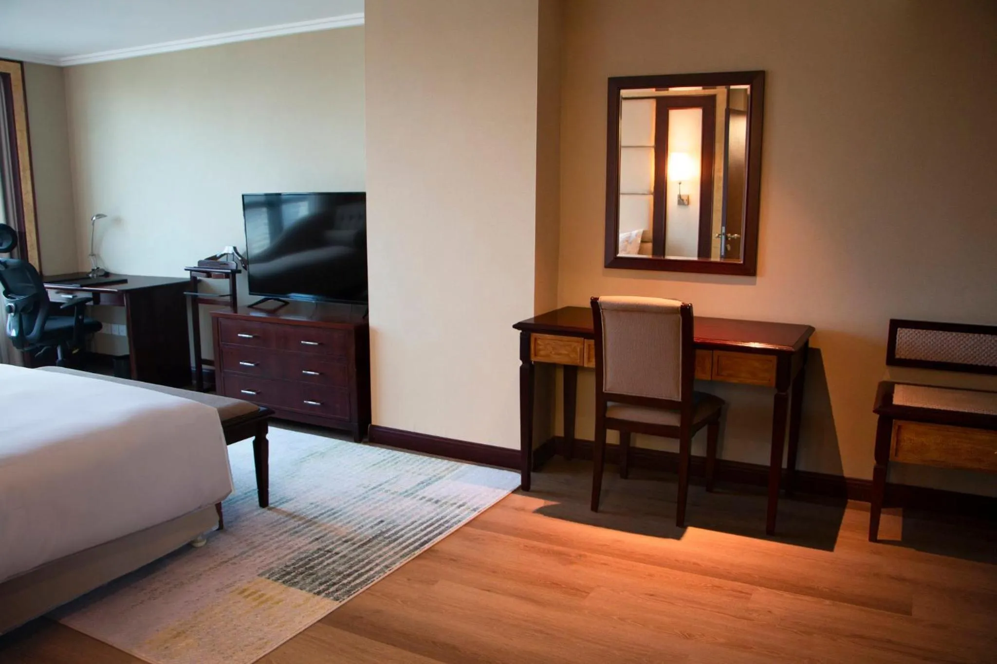 Photo of the whole room, Bed in Holiday Inn Shenzhen Donghua by IHG