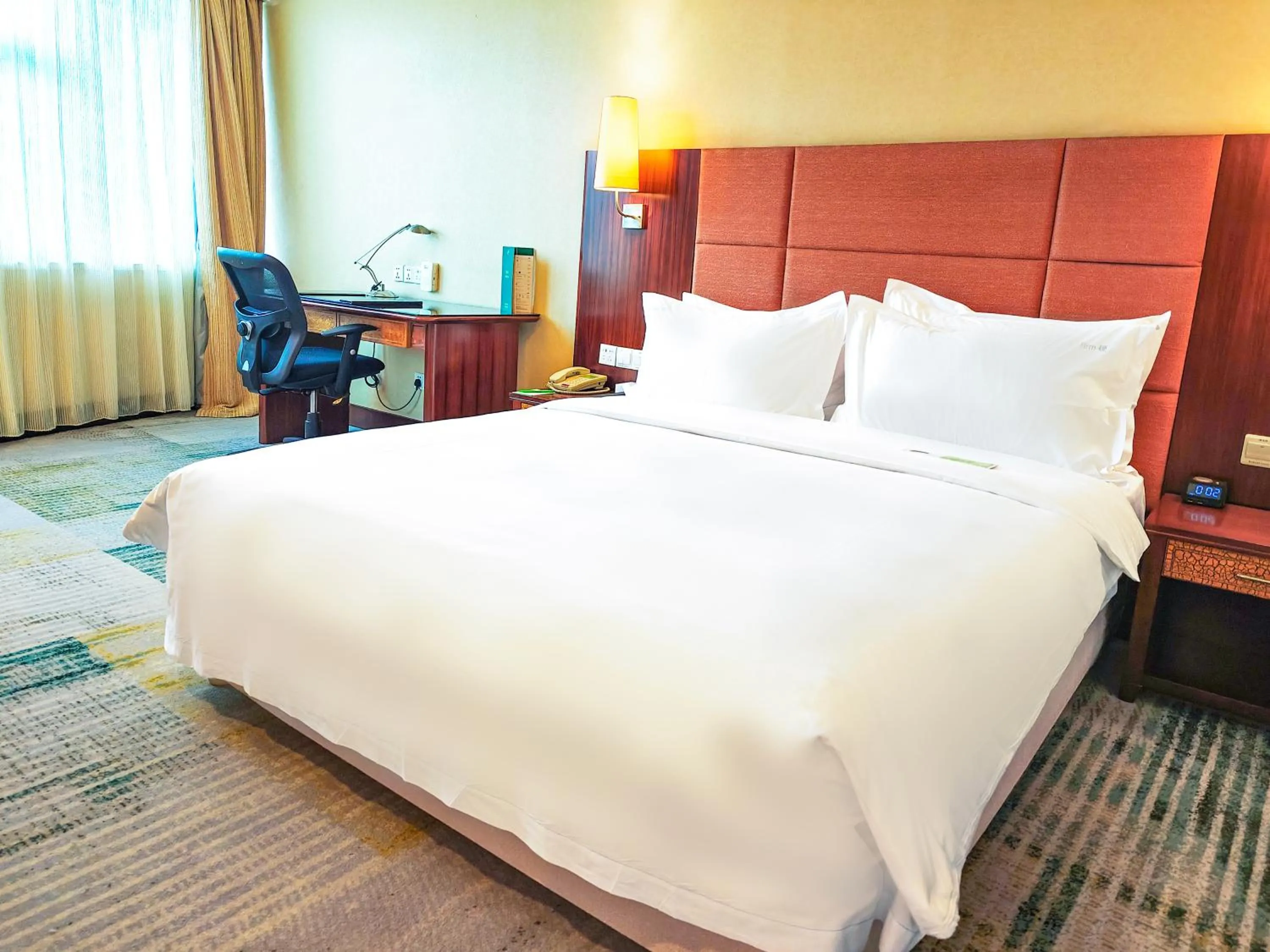 Bed in Holiday Inn Shenzhen Donghua by IHG