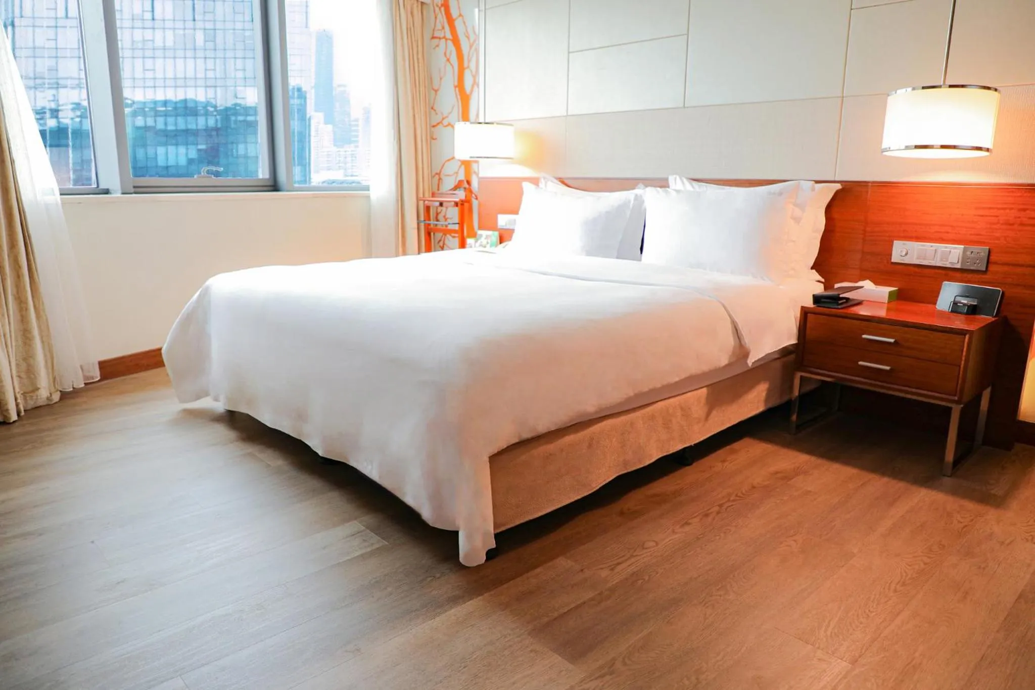 Photo of the whole room, Bed in Holiday Inn Shenzhen Donghua by IHG