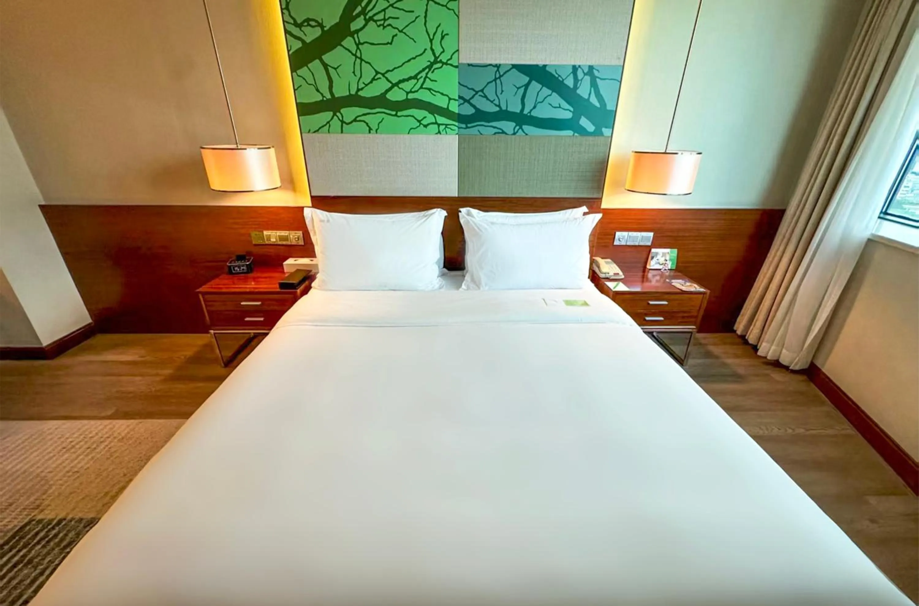 Bed in Holiday Inn Shenzhen Donghua by IHG