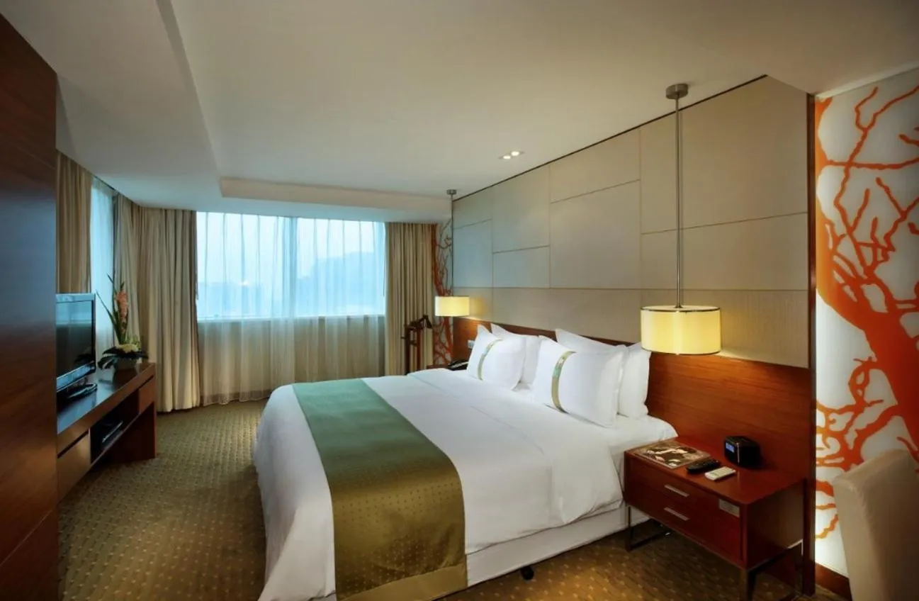 Photo of the whole room, Bed in Holiday Inn Shenzhen Donghua by IHG