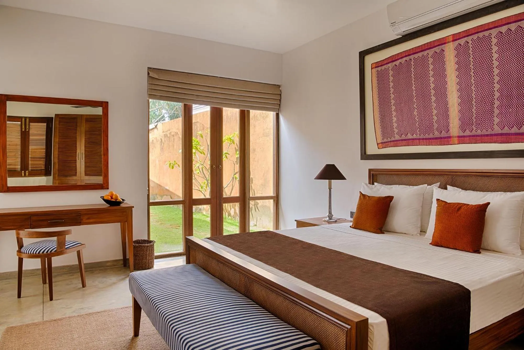 Bed in Jetwing Villa 700