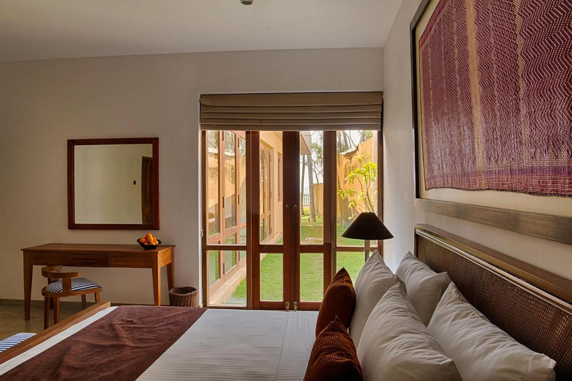 Garden view, Bed in Jetwing Villa 700